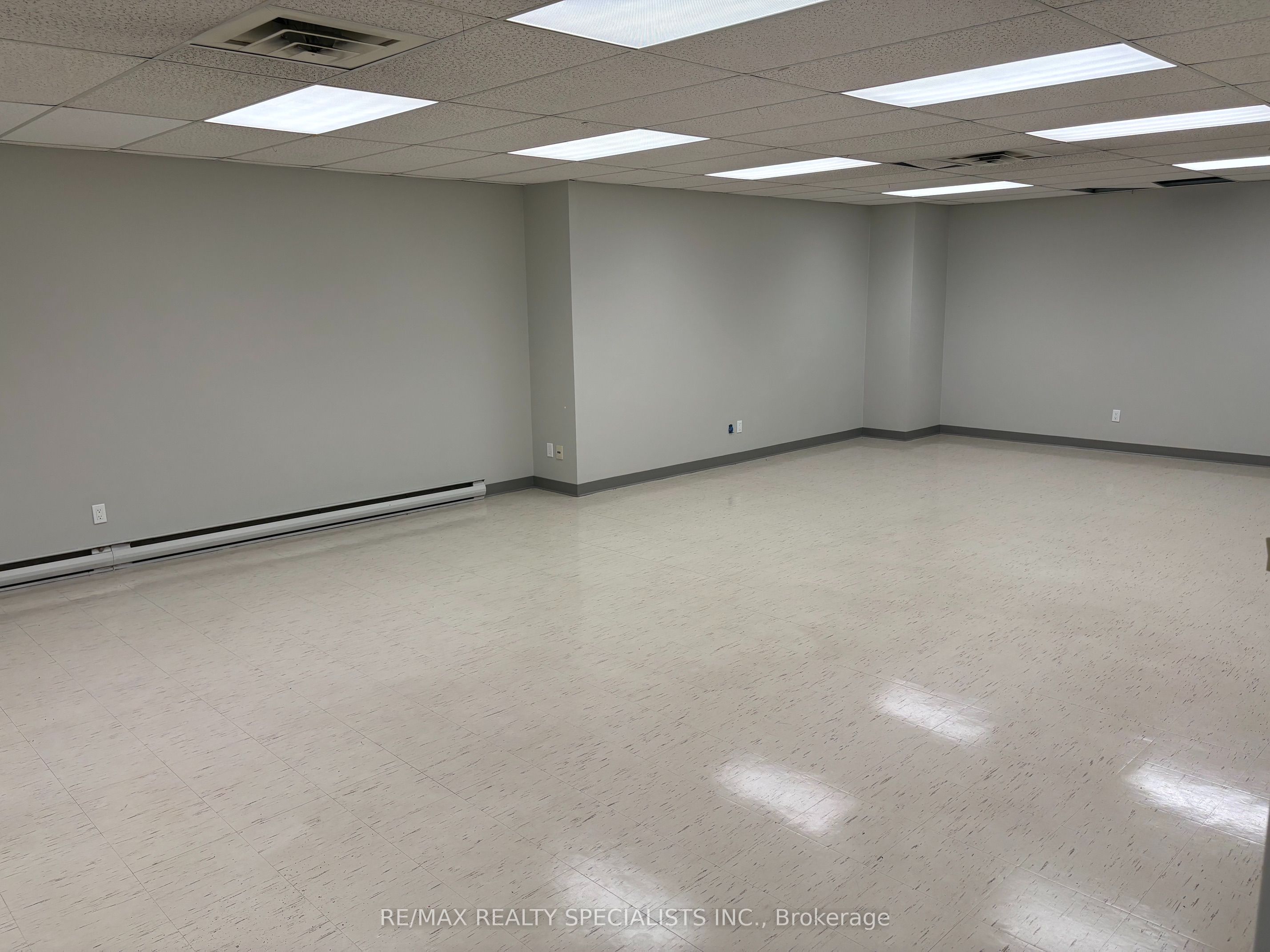 699 King Street E Property Photo 10