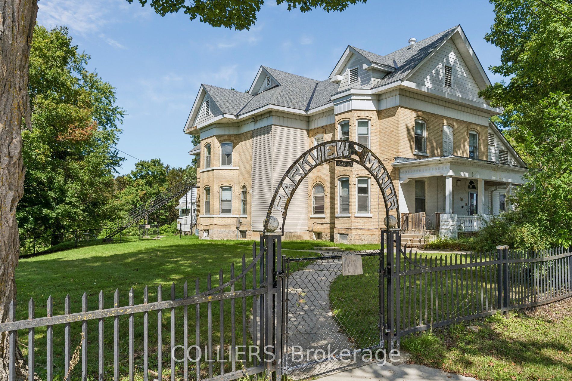 98 3rd Street SE Property Photo 1