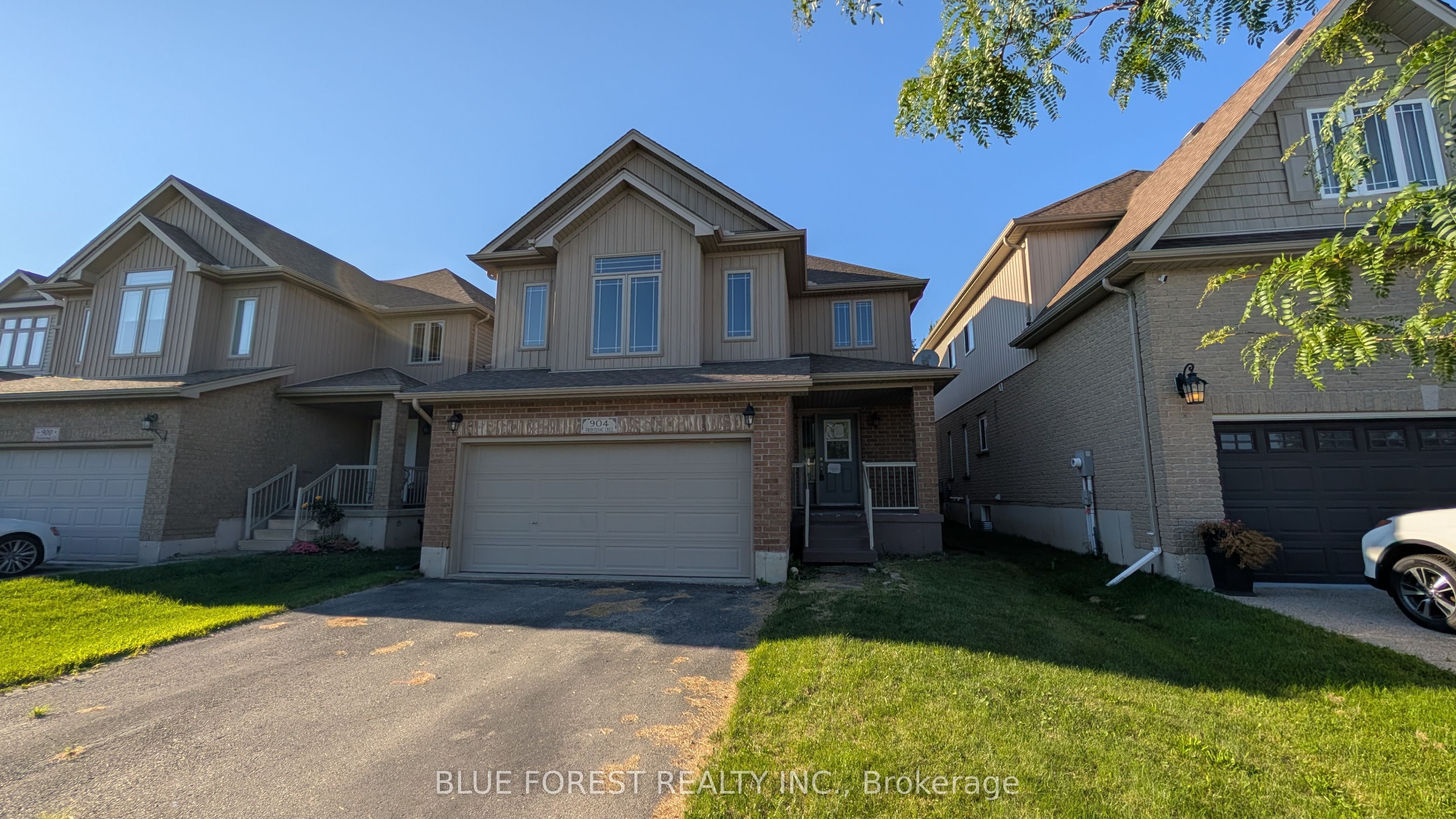 904 Frontenac Crescent Property Photo 1