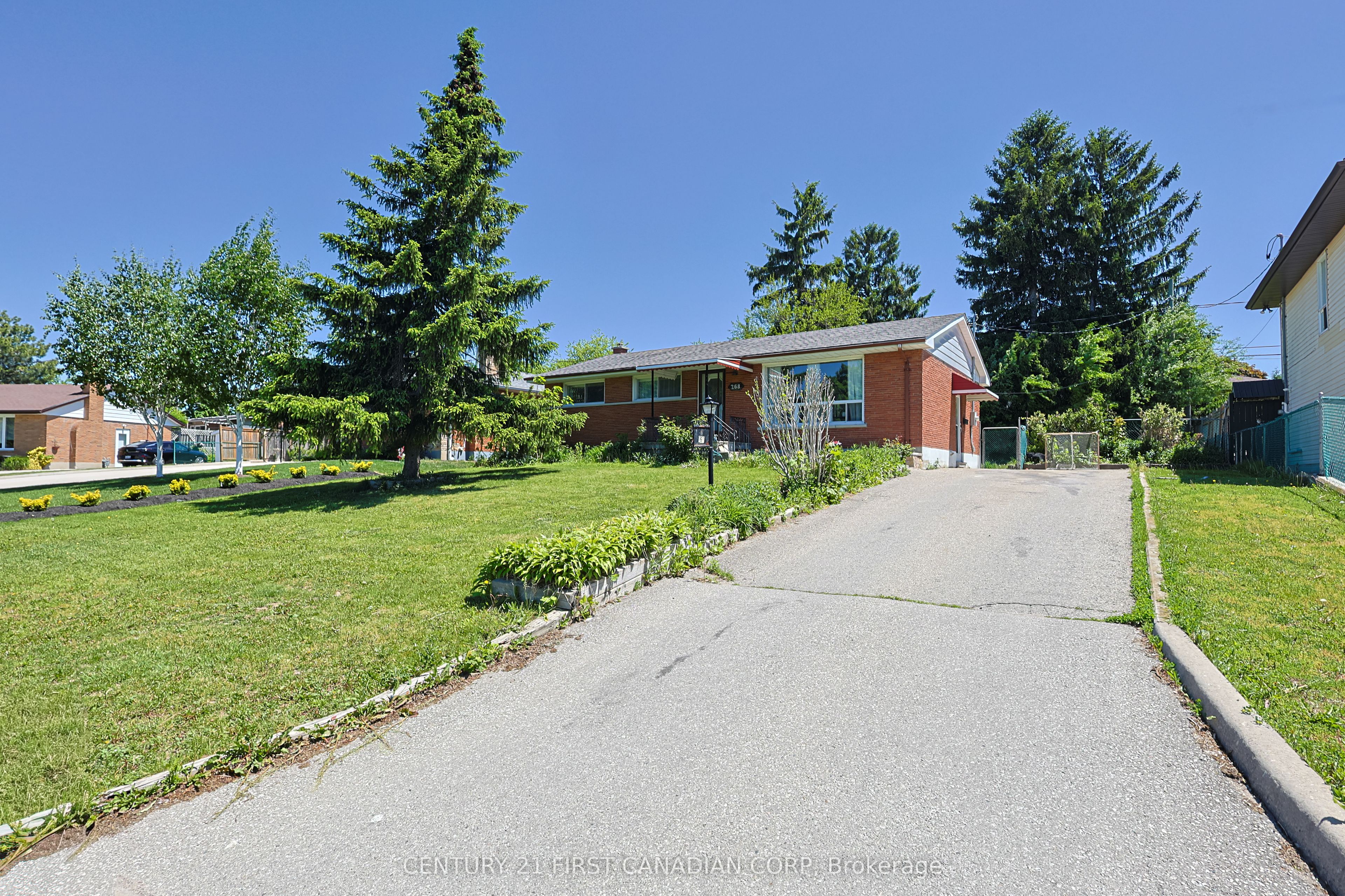268 BURLINGTON Crescent Upper Property Photo 1
