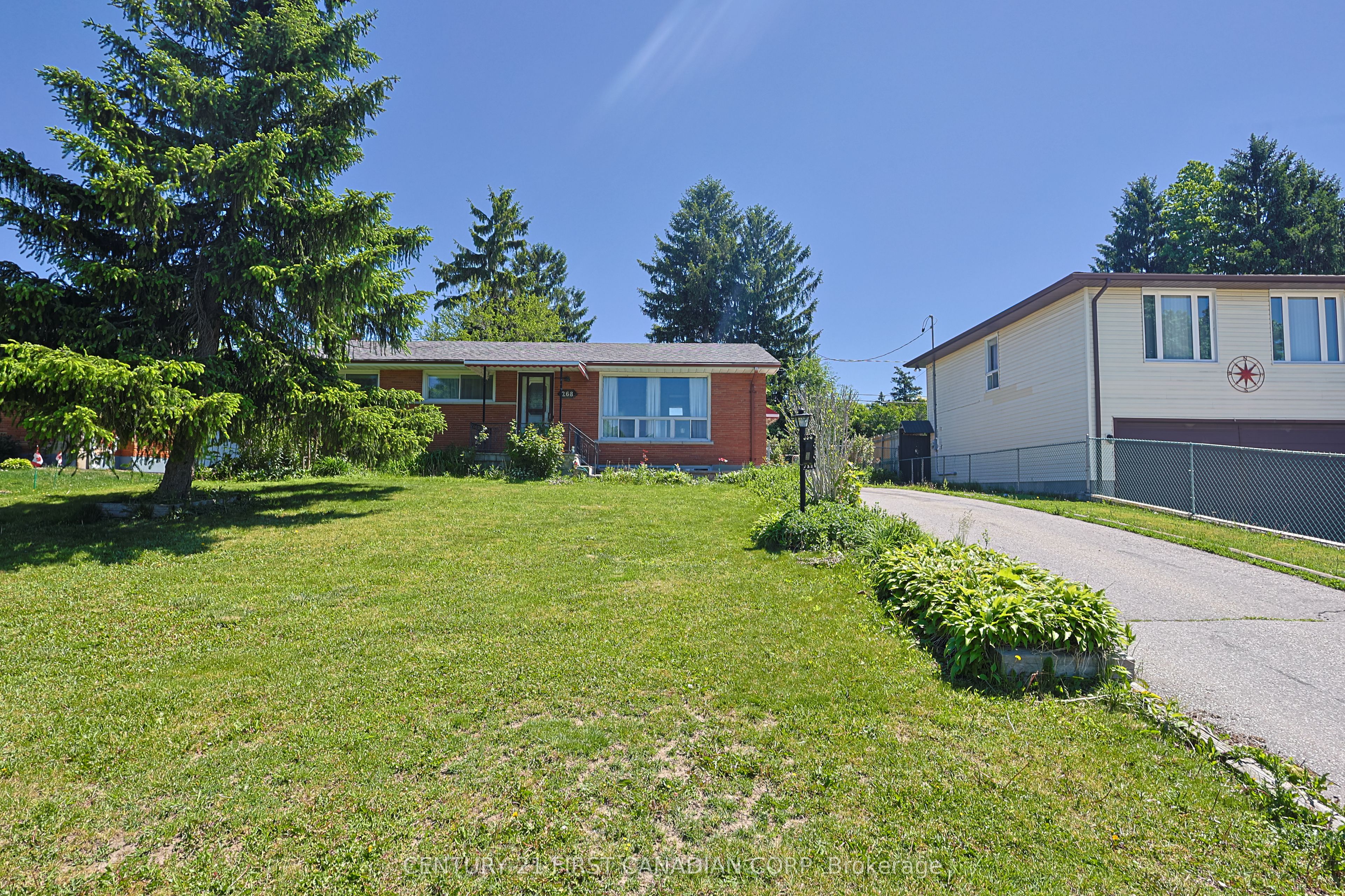 268 Burlington Crescent Upper Property Photo 2