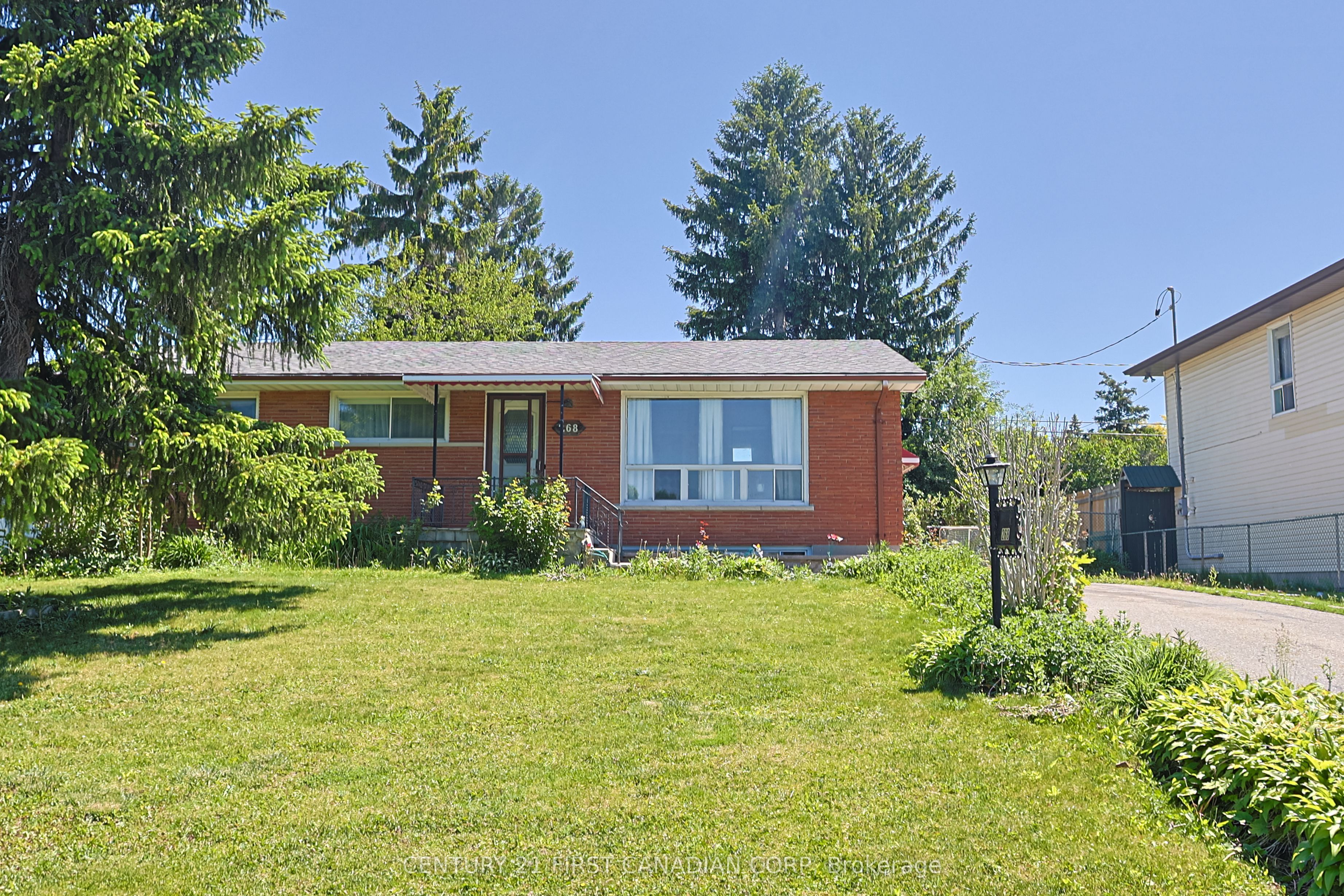 268 Burlington Crescent Upper Property Photo 3