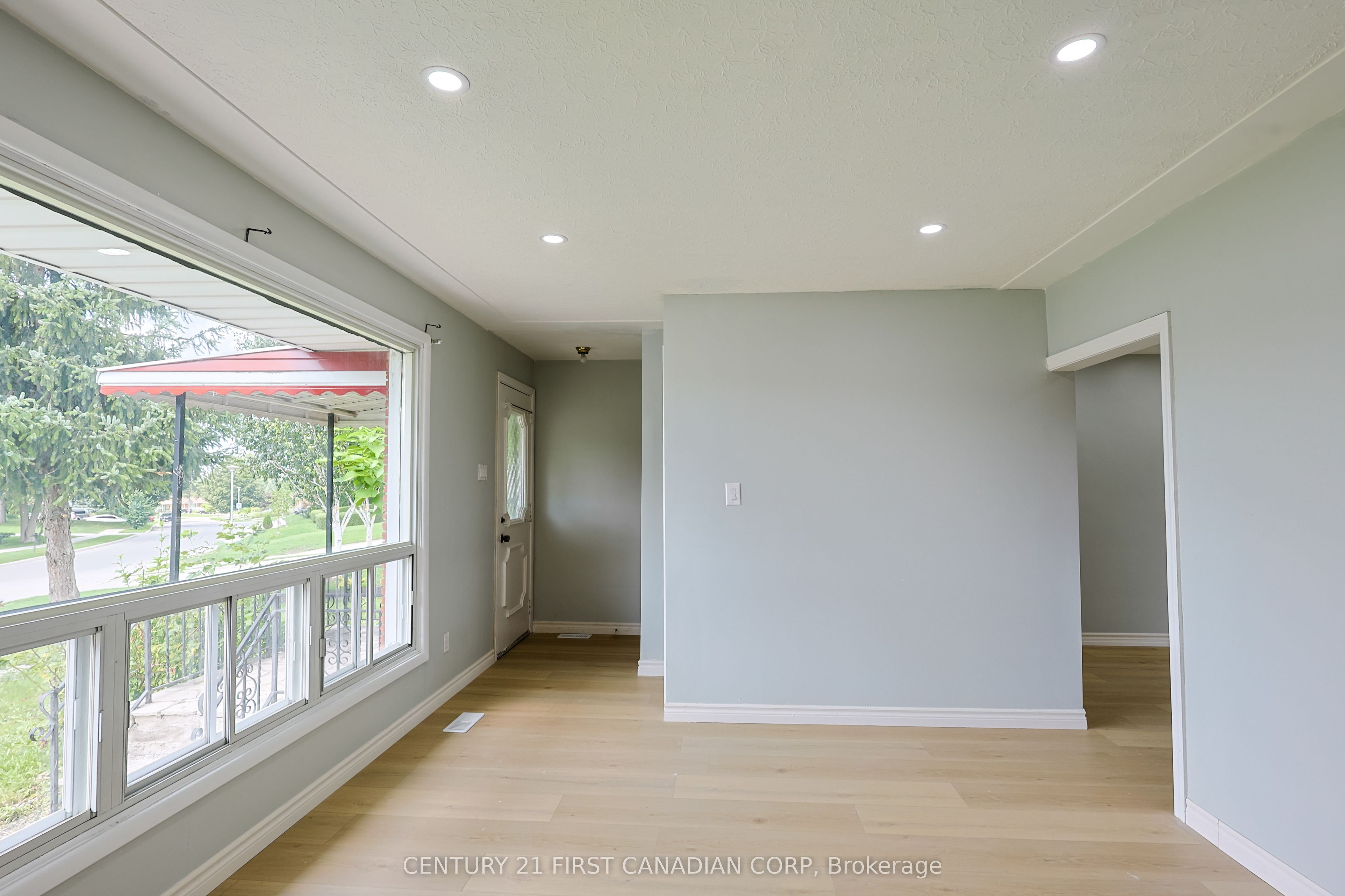268 Burlington Crescent Upper Property Photo 5