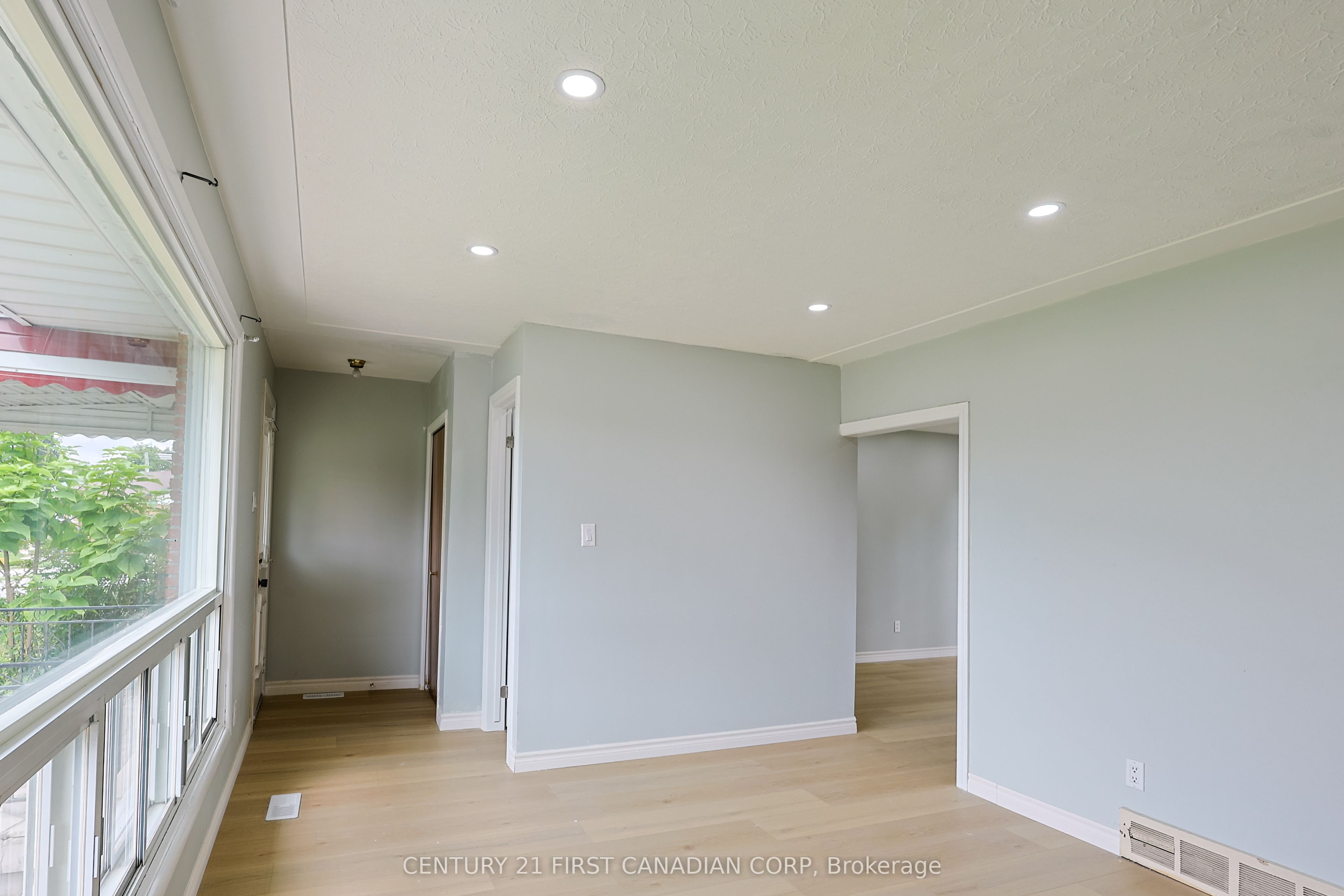 268 Burlington Crescent Upper Property Photo 6