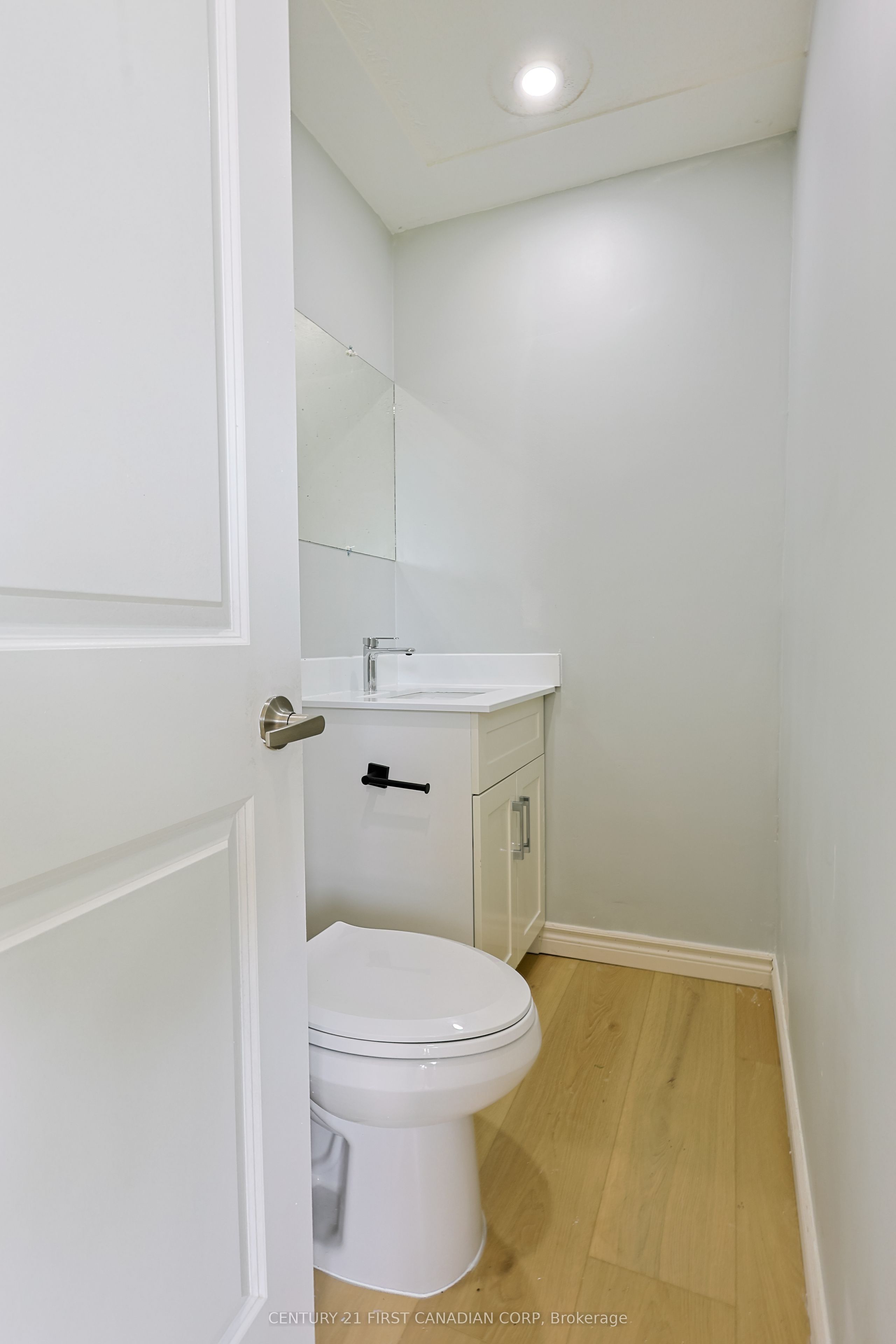 268 Burlington Crescent Upper Property Photo 8