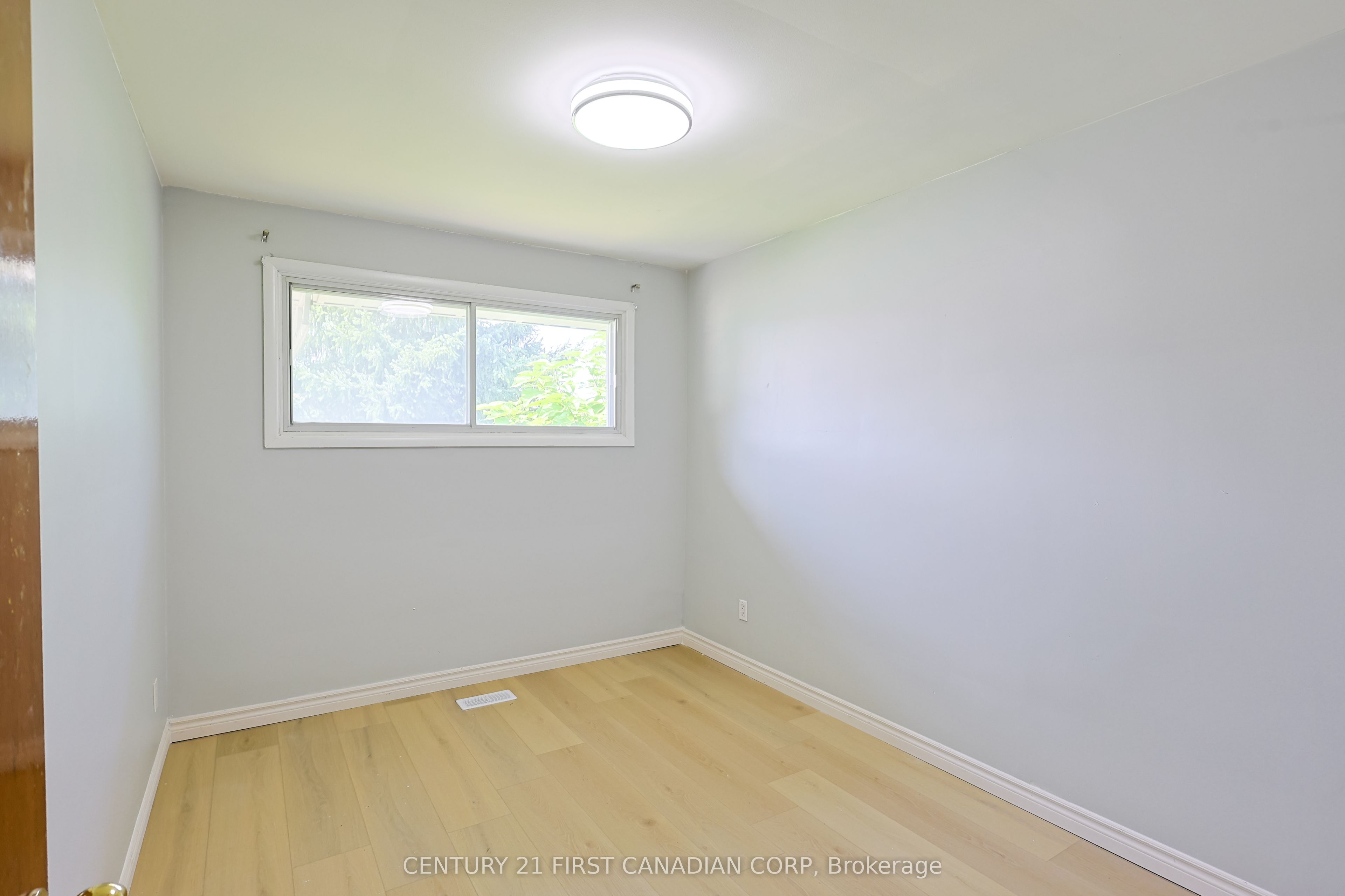 268 Burlington Crescent Upper Property Photo 14
