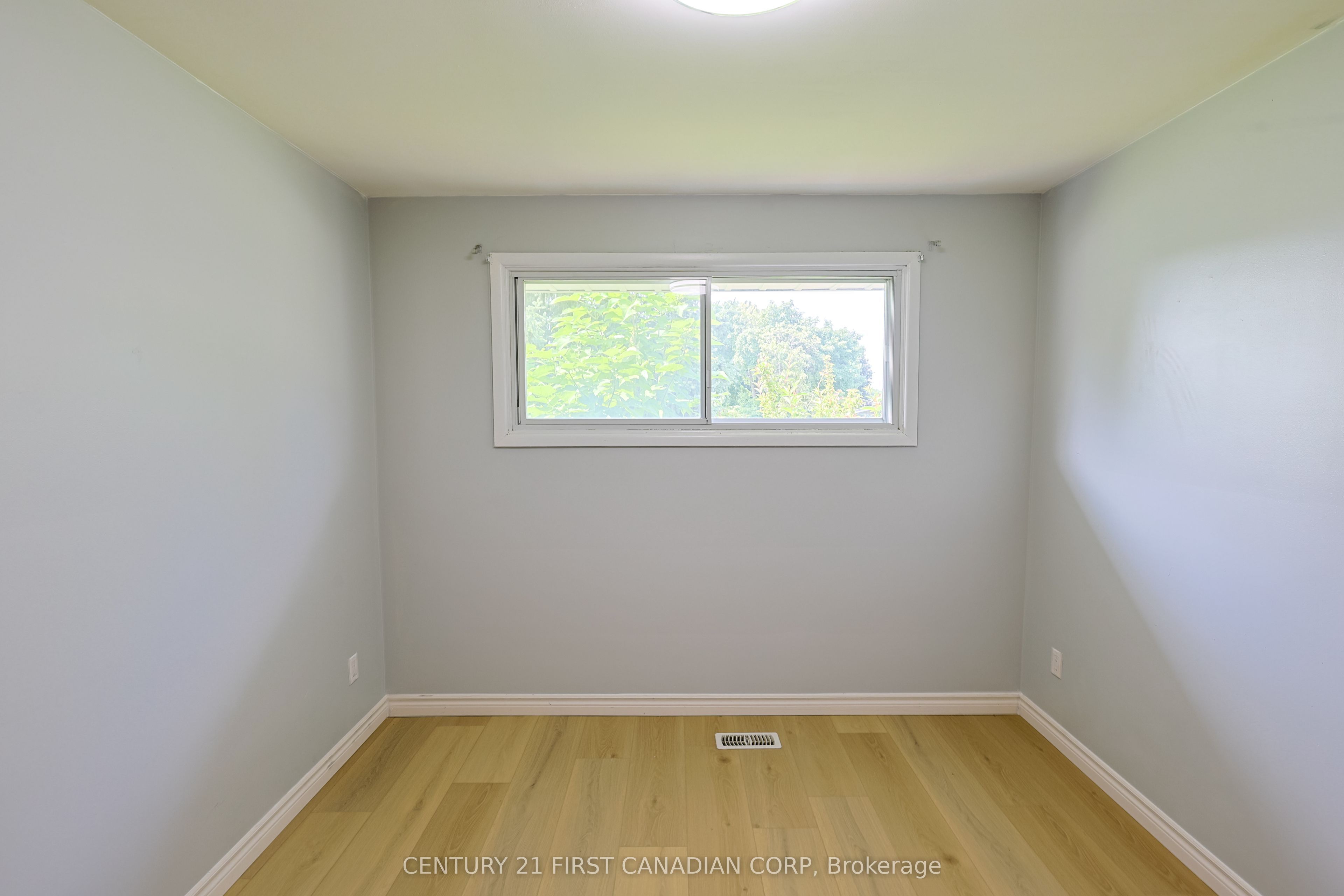 268 Burlington Crescent Upper Property Photo 15