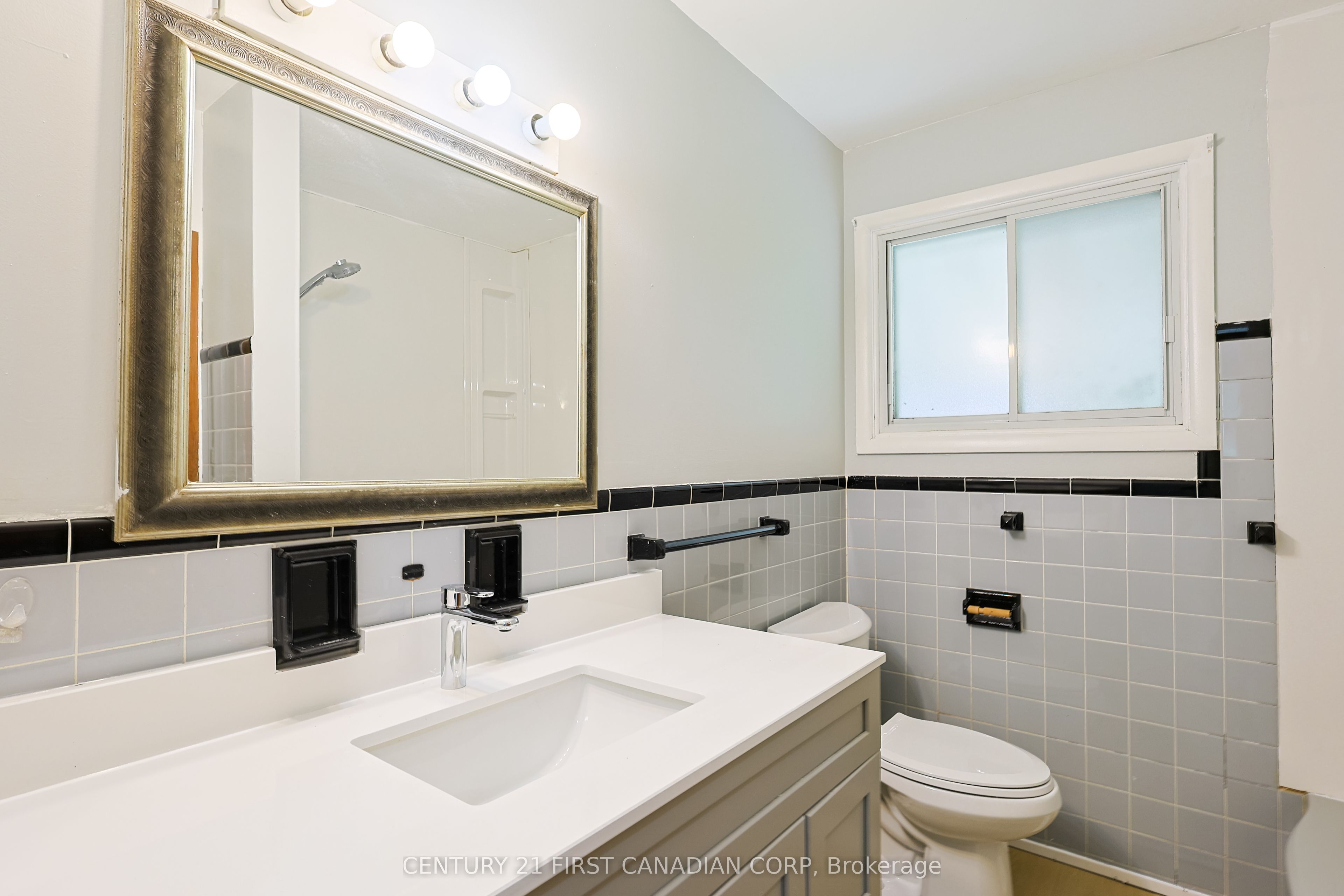 268 Burlington Crescent Upper Property Photo 22