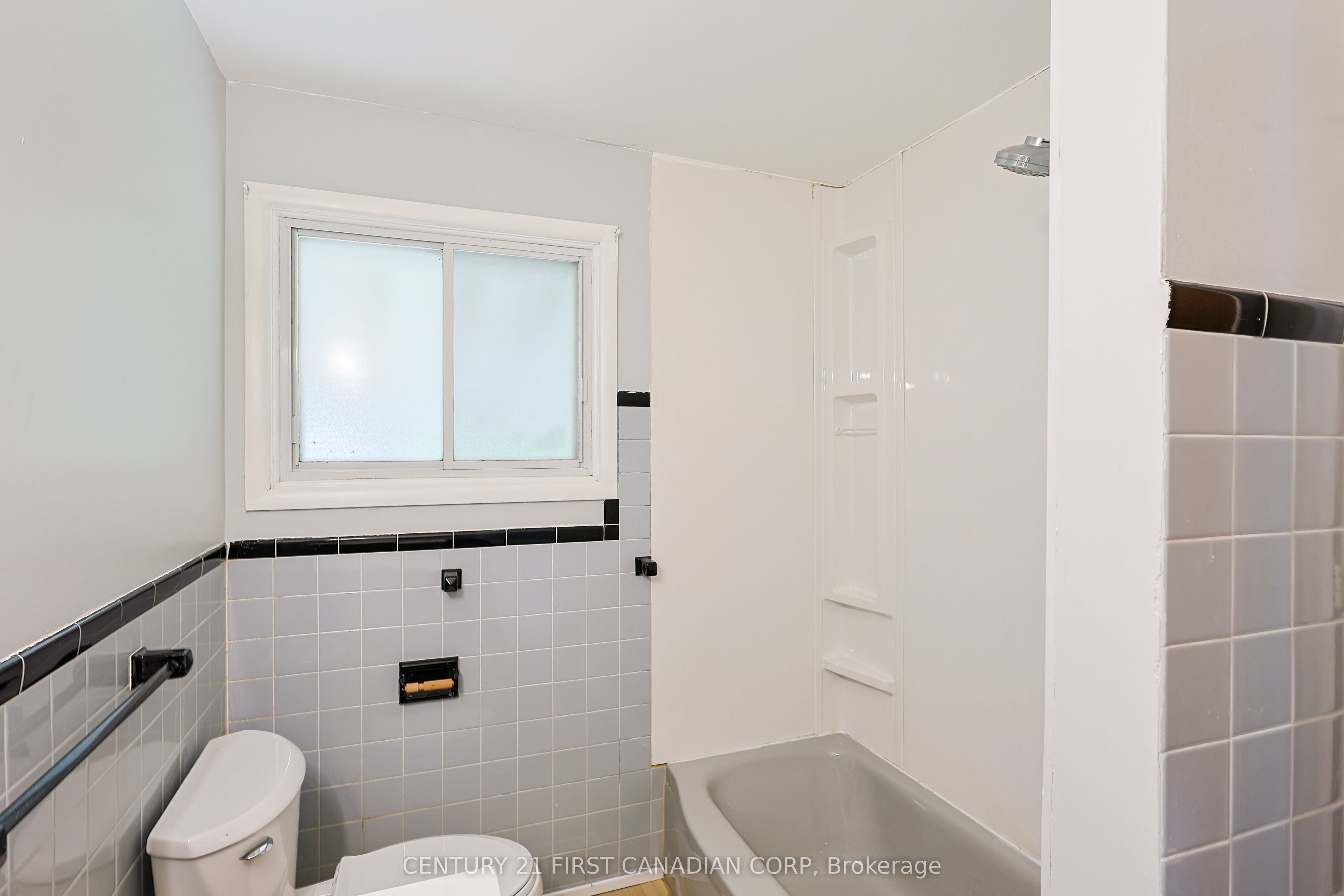 268 Burlington Crescent Upper Property Photo 23