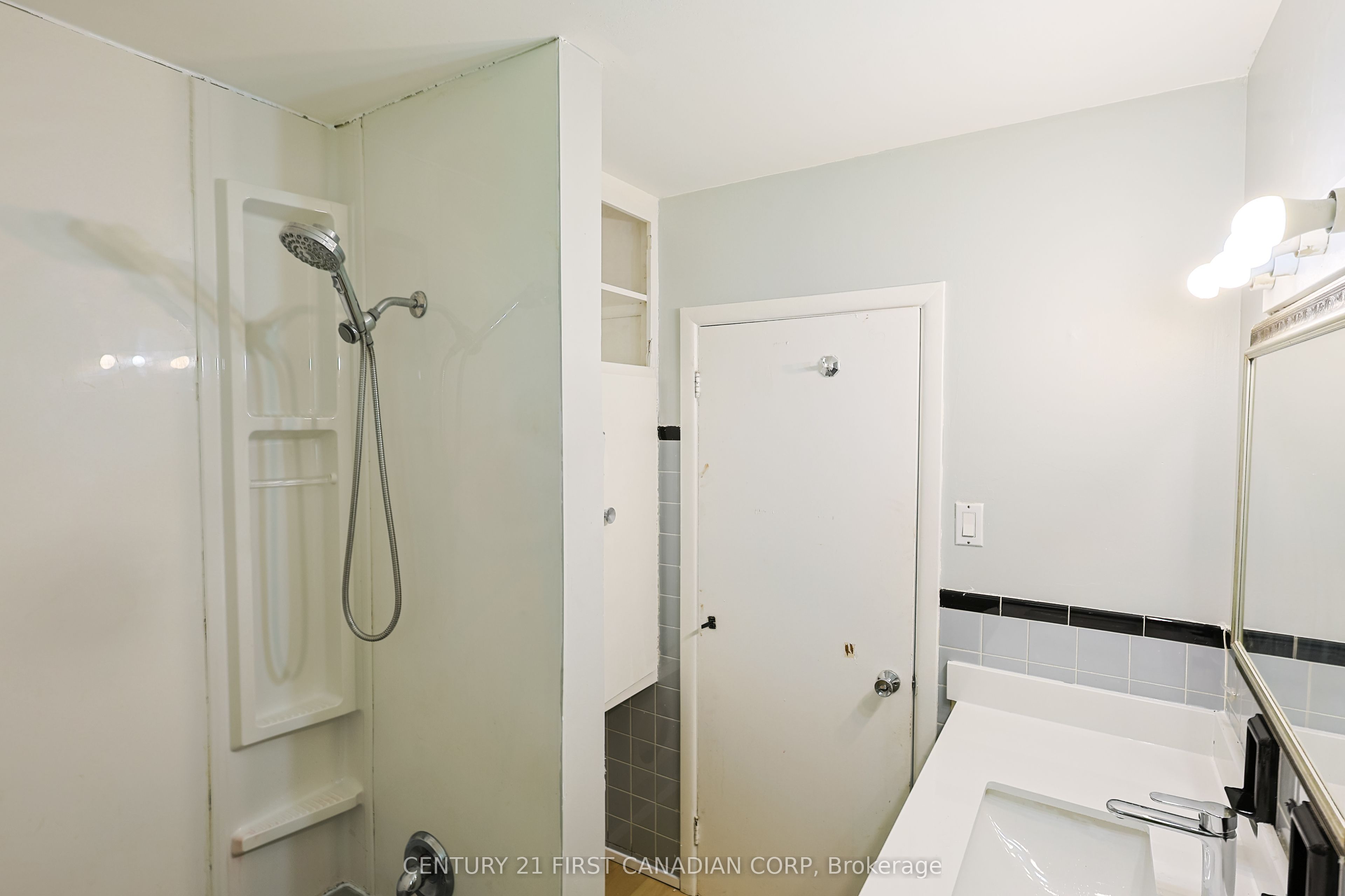 268 Burlington Crescent Upper Property Photo 24