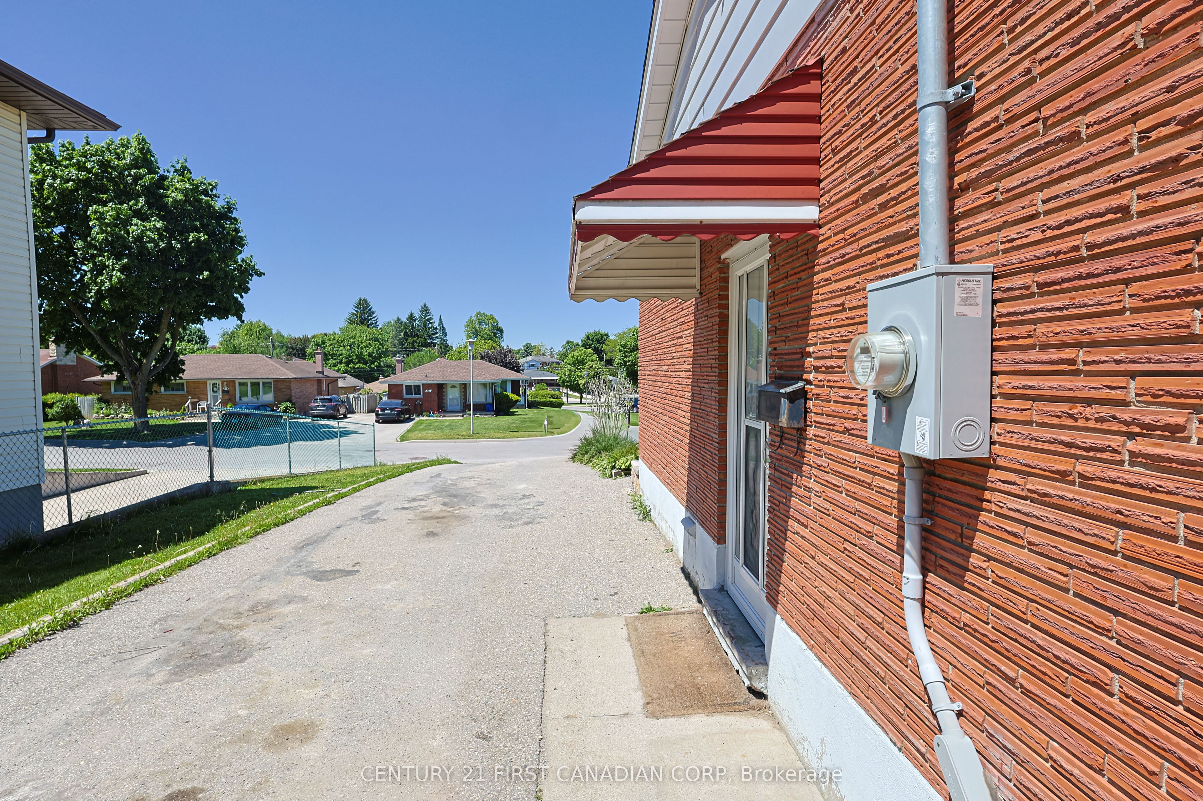 268 Burlington Crescent Upper Property Photo 30