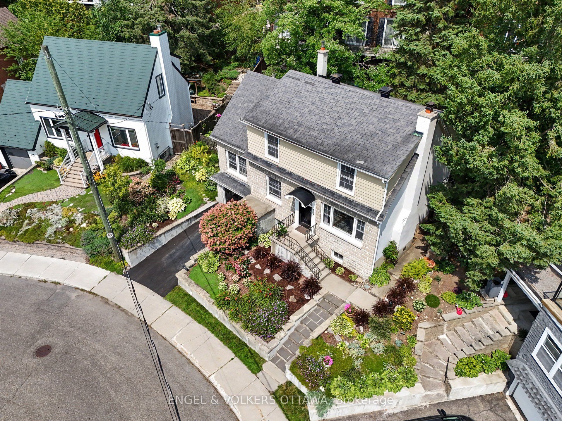 107 Ivy Crescent Property Photo 2