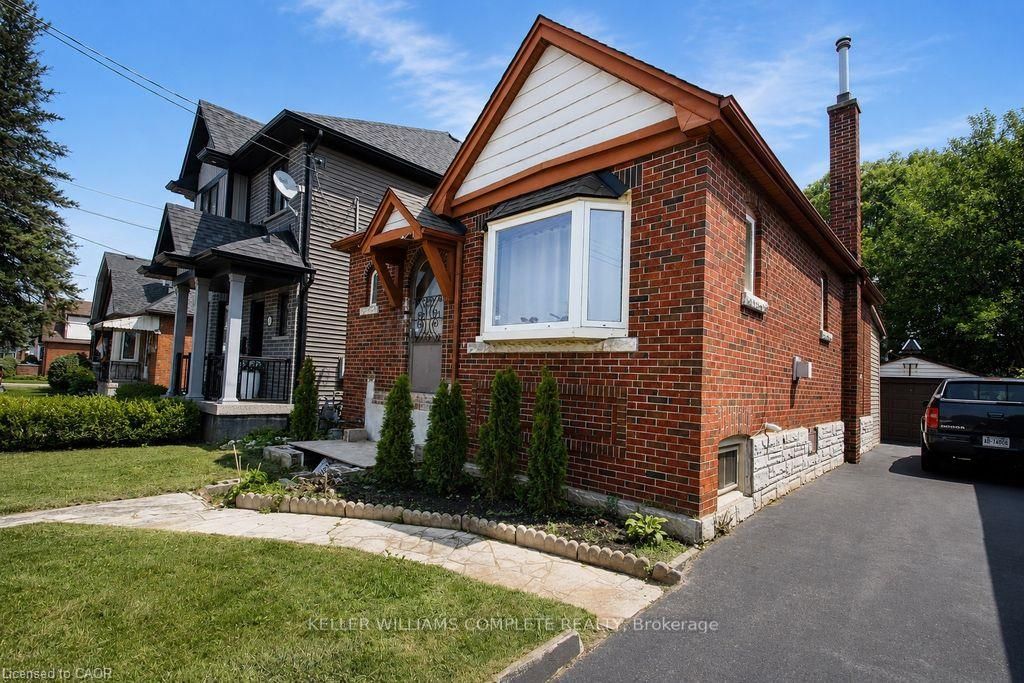 35 Barons Avenue S Property Photo 4