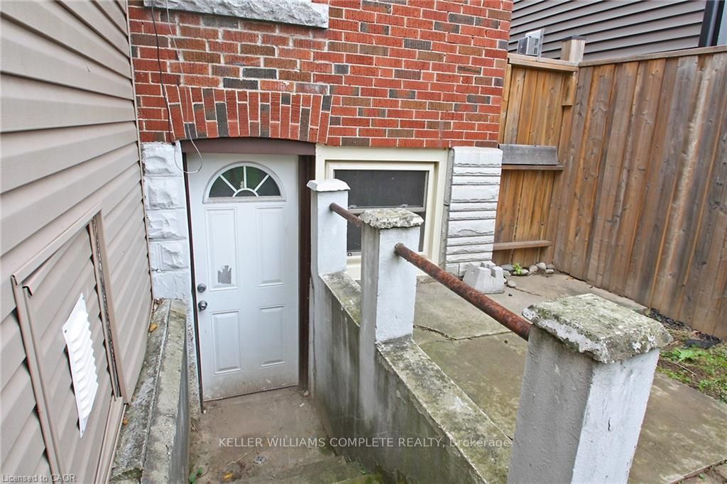 35 Barons Avenue S Property Photo 22