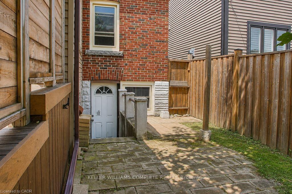 35 Barons Avenue S Property Photo 23