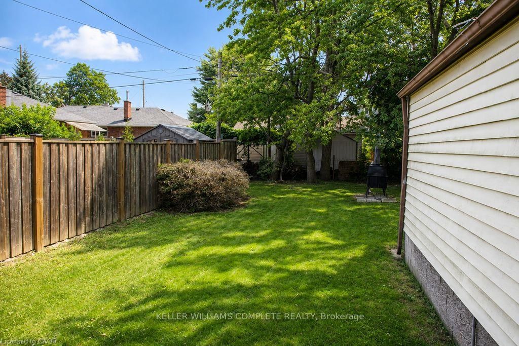 35 Barons Avenue S Property Photo 27
