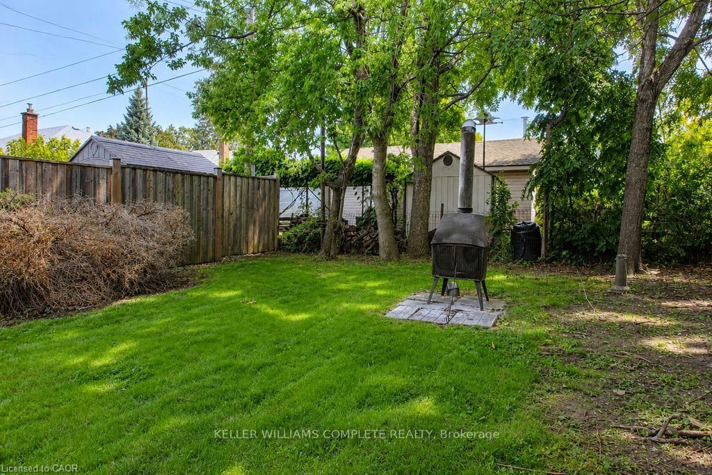 35 Barons Avenue S Property Photo 28