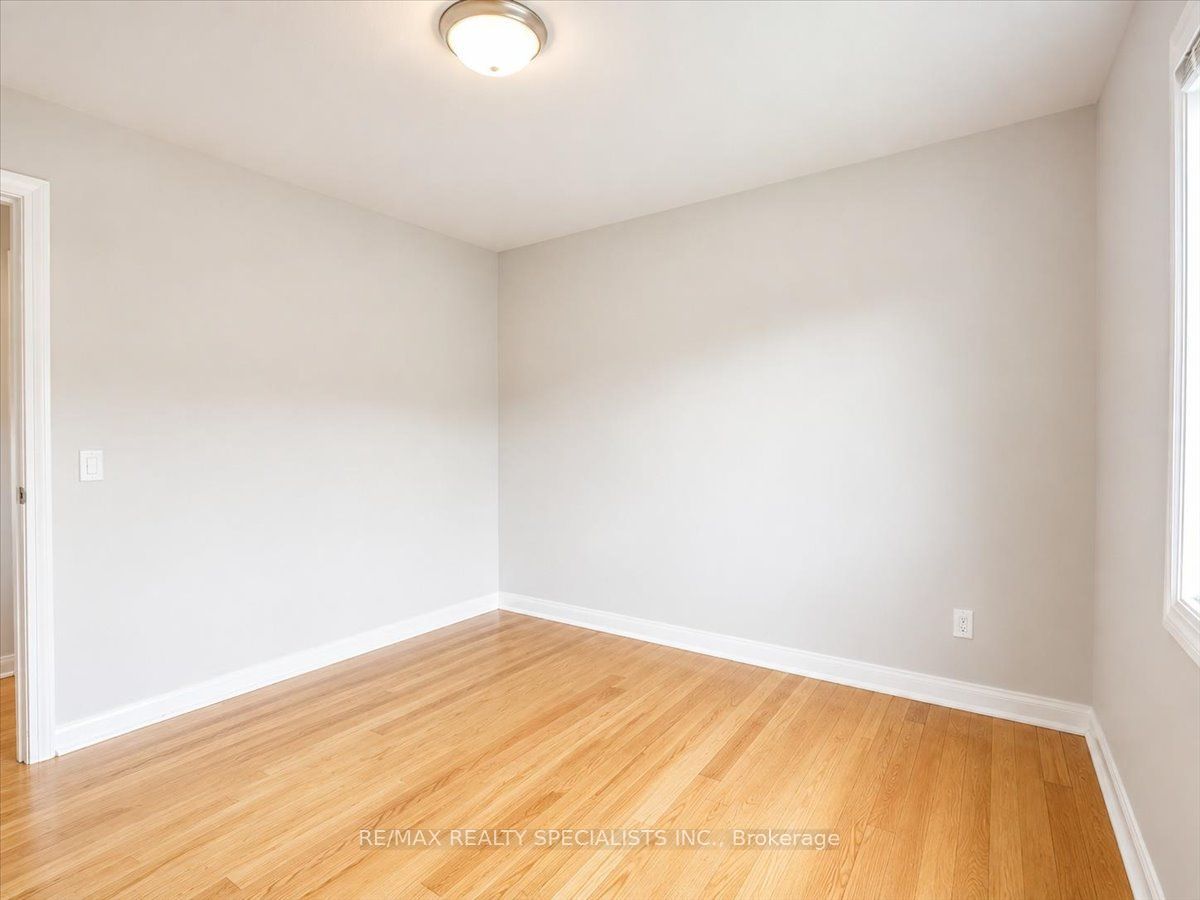 169 Silverwood Crescent Property Photo 32
