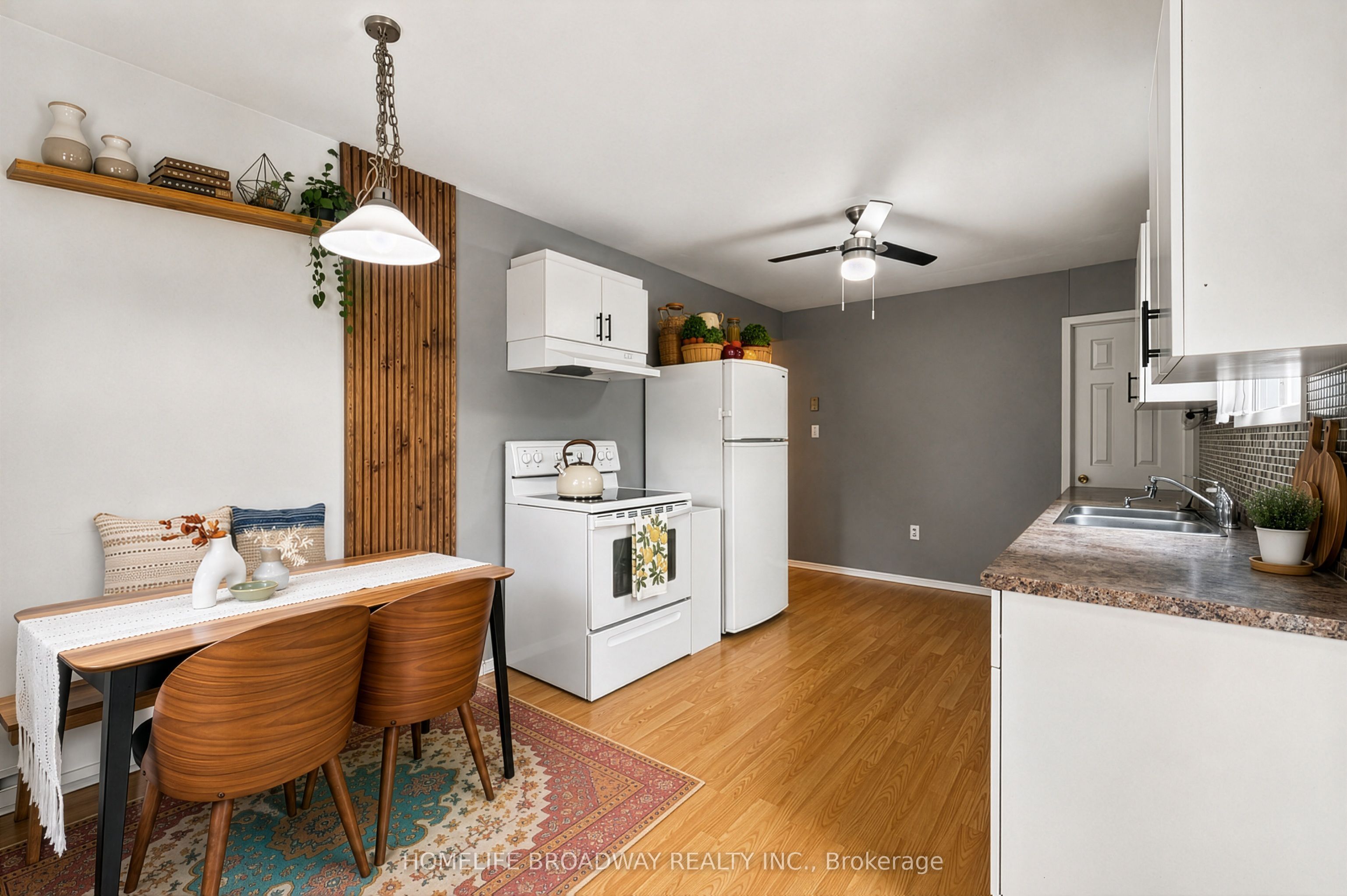 255 Robinson Street N Property Photo 13