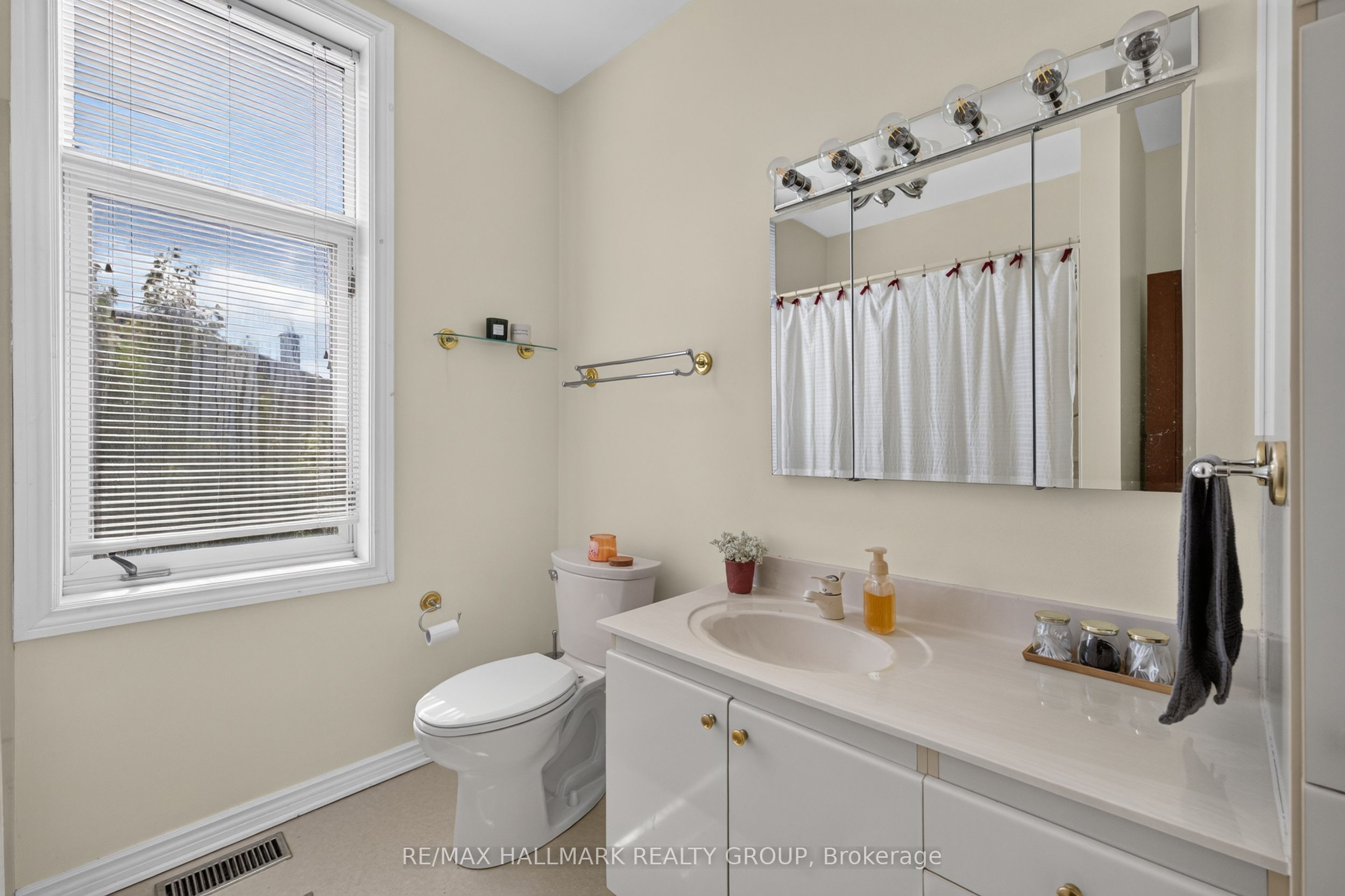 100 John Street N Property Photo 34