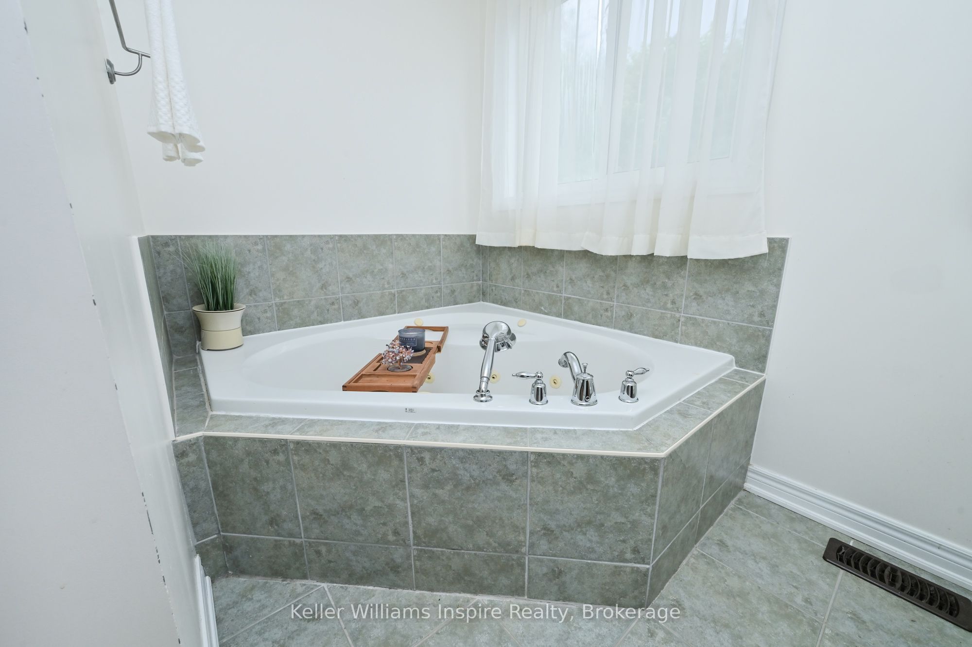 352 Orvis Crescent Property Photo 22