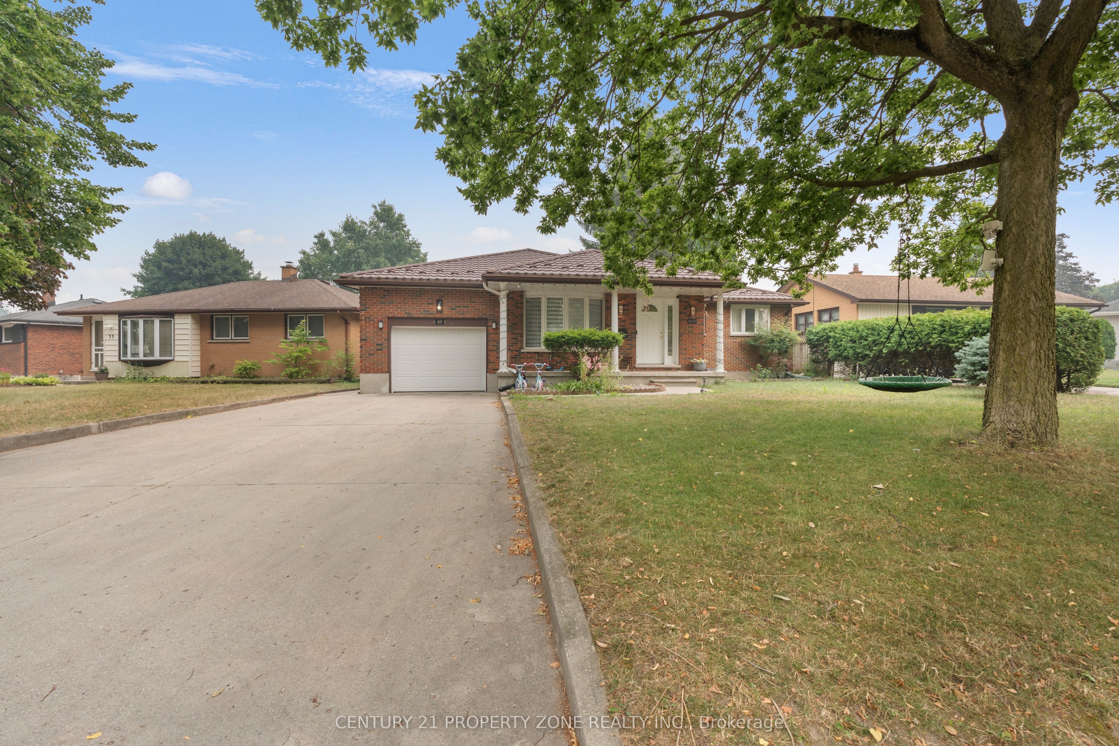 37 Laurentian Drive S Property Photo 3
