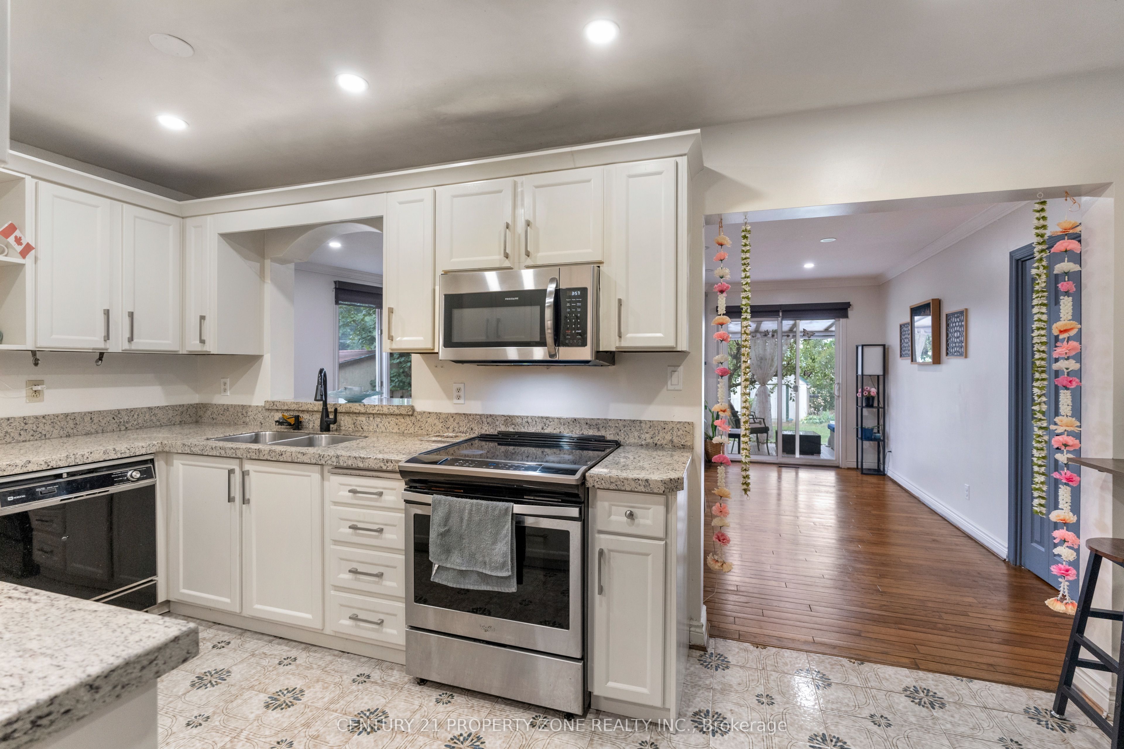 37 Laurentian Drive S Property Photo 8