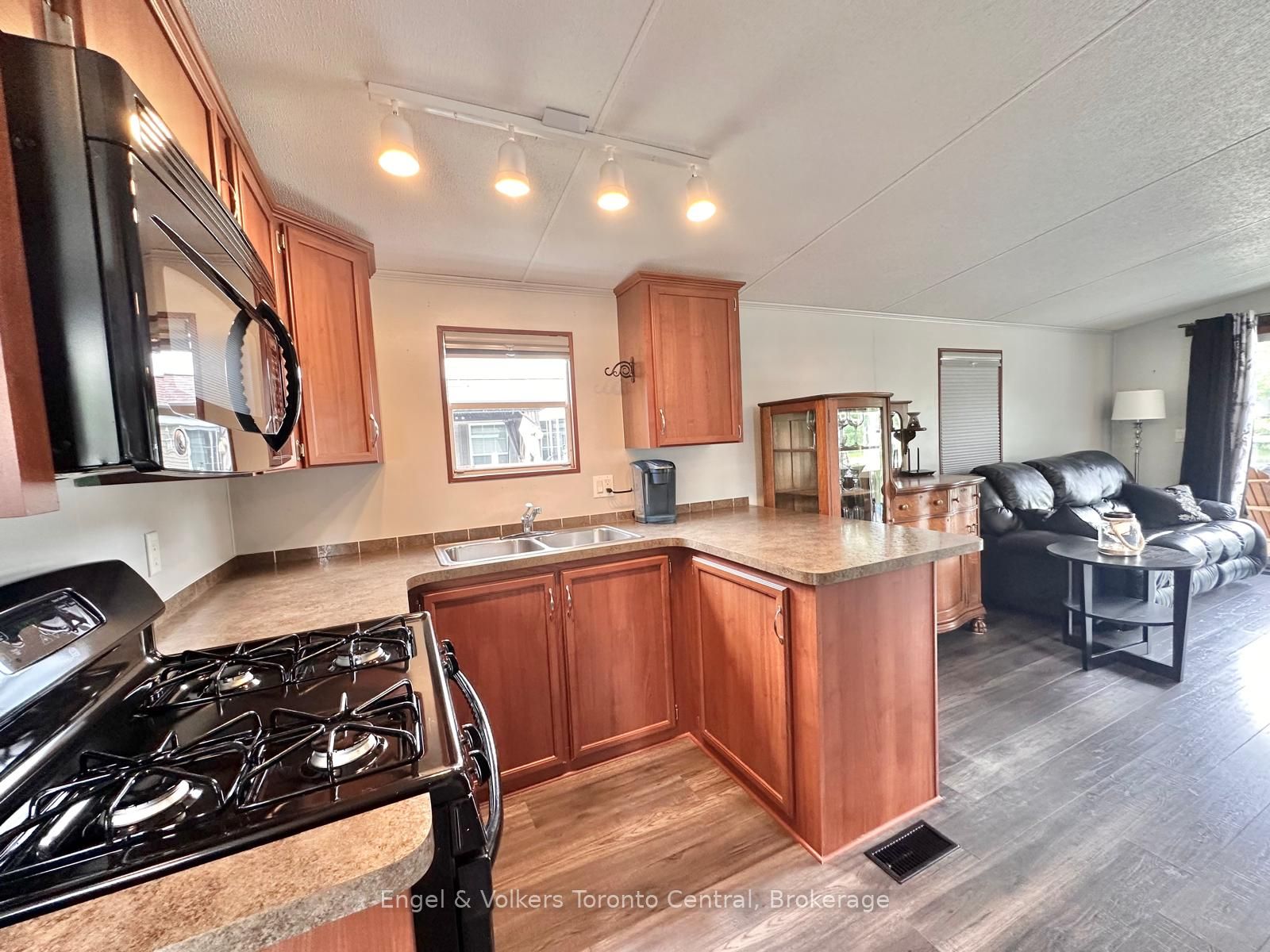 7489 Sideroad 5 E T115 Property Photo 4