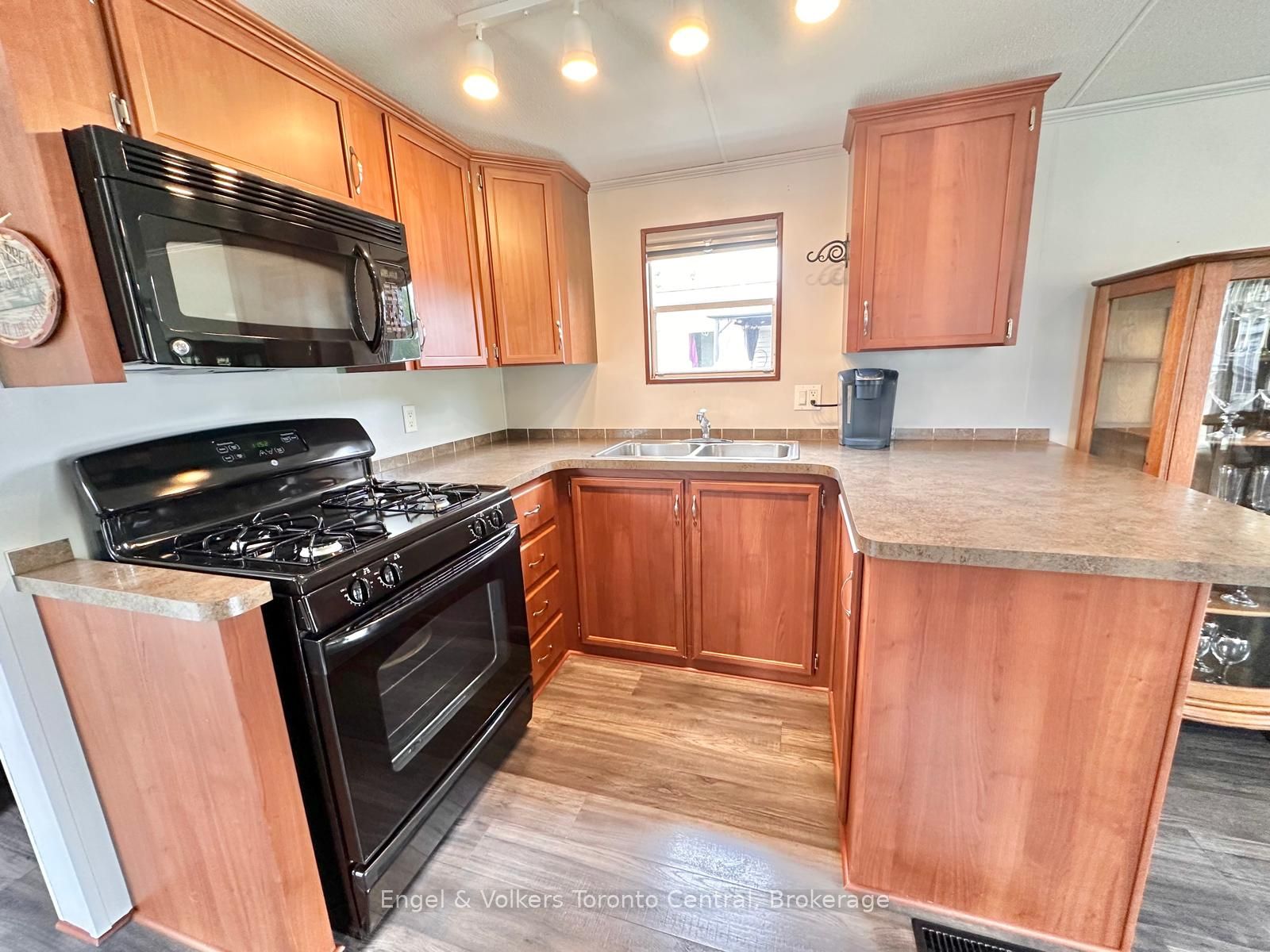 7489 Sideroad 5 E T115 Property Photo 5