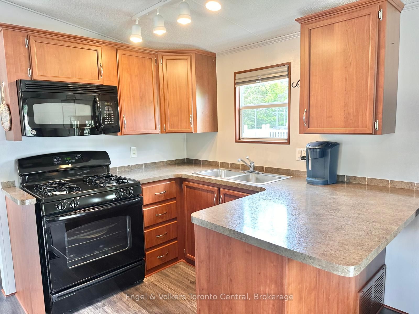 7489 Sideroad 5 E T115 Property Photo 7