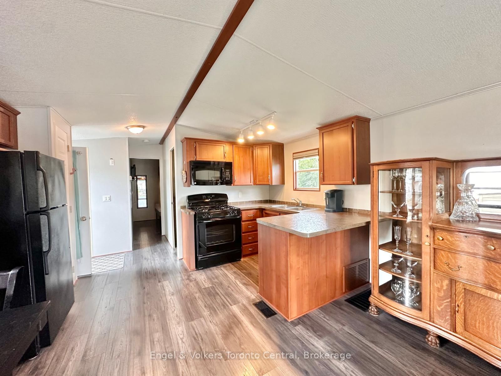 7489 Sideroad 5 E T115 Property Photo 8