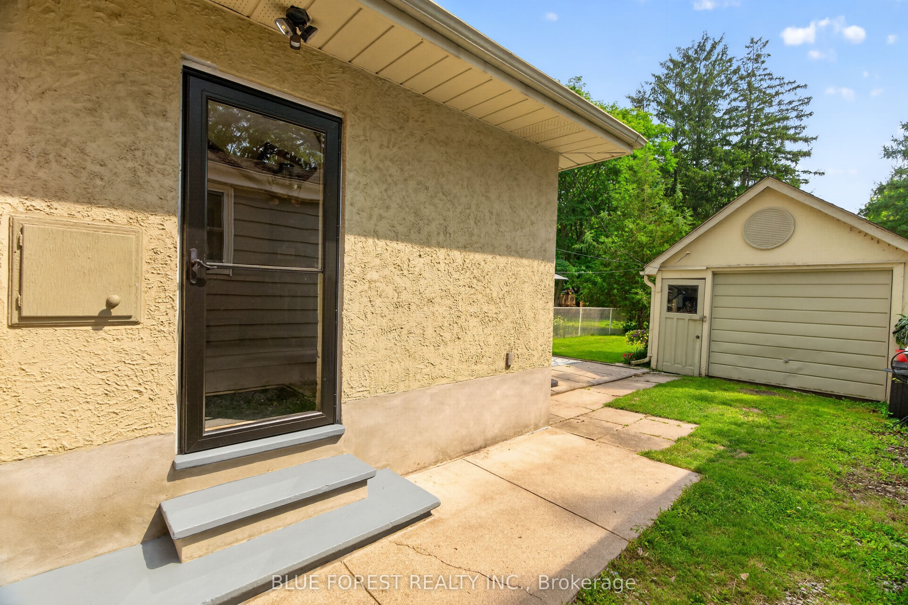 95 Tecumseh Avenue E Property Photo 28