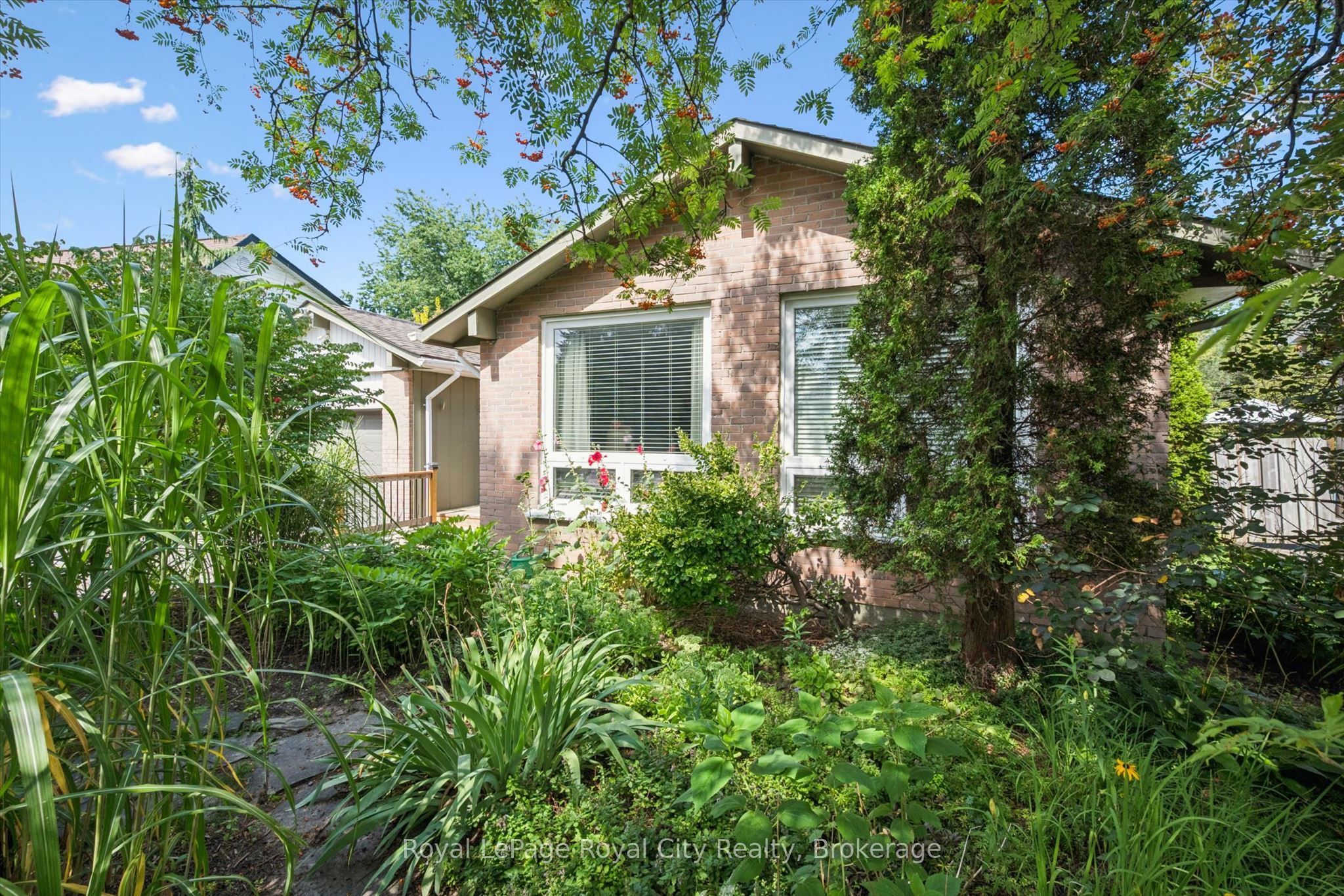 34 Pondview Crescent Property Photo 1