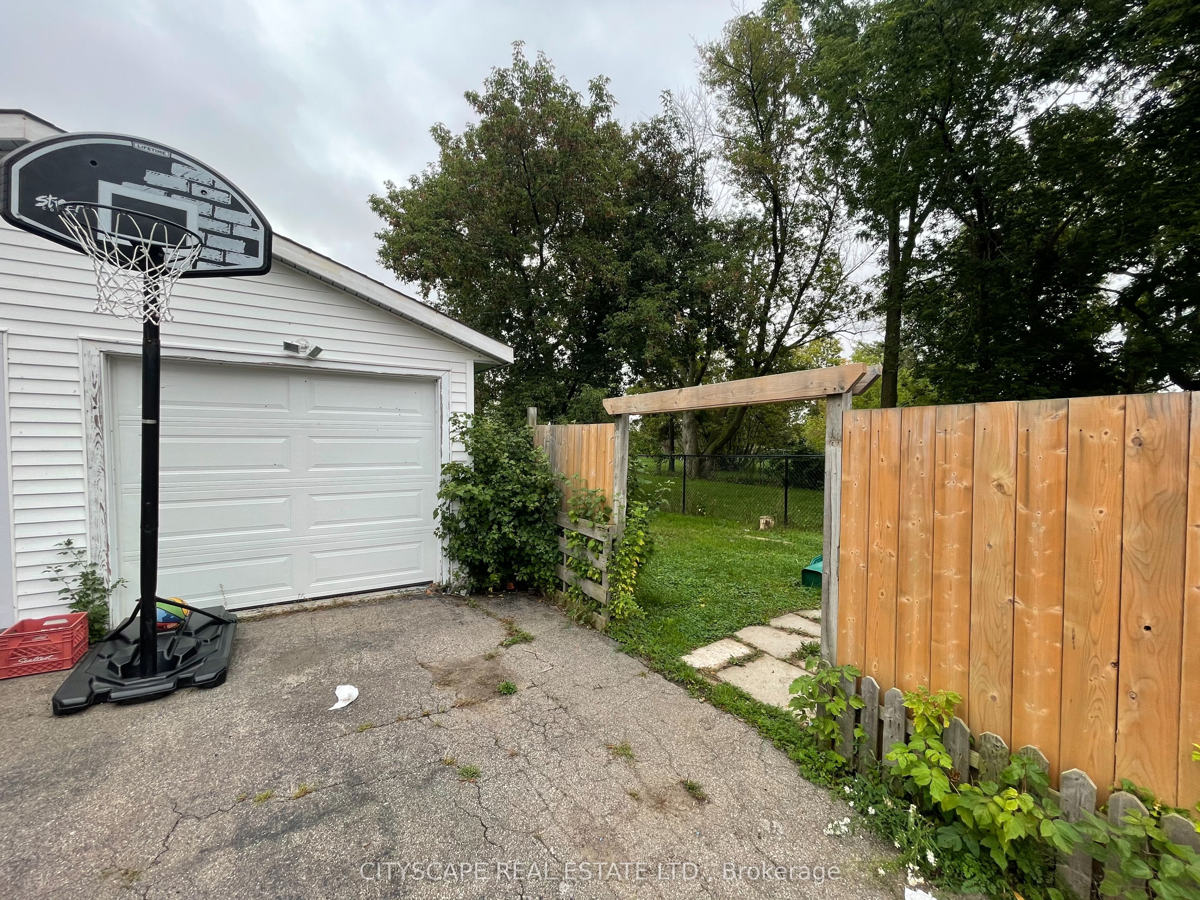 594 Bunting Road Property Photo 11