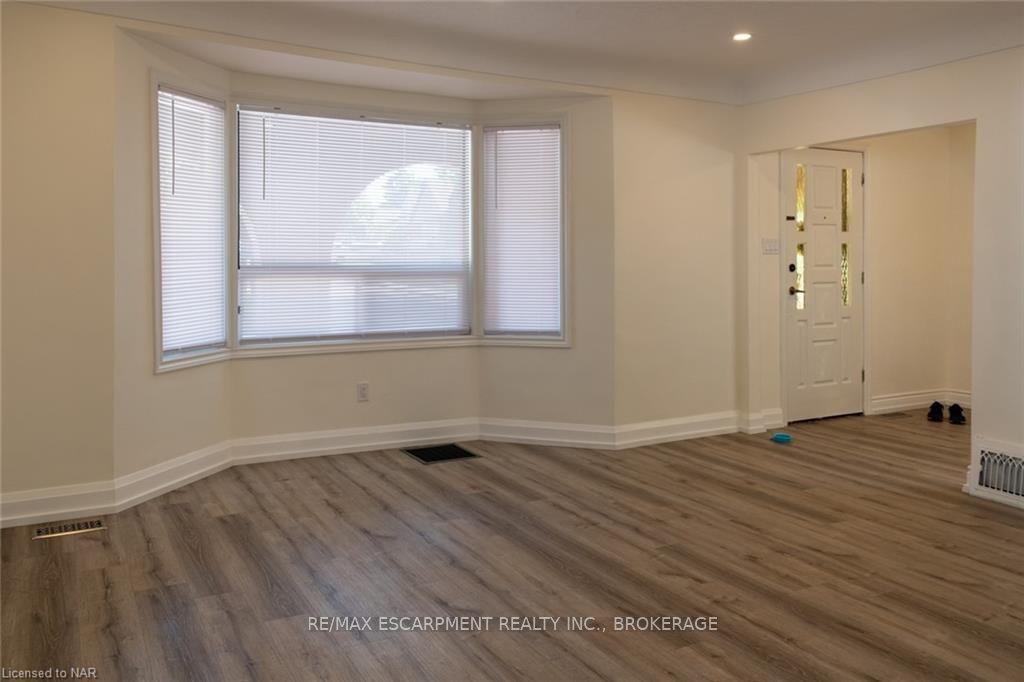 359 Queensdale Avenue E Upper Property Photo 4