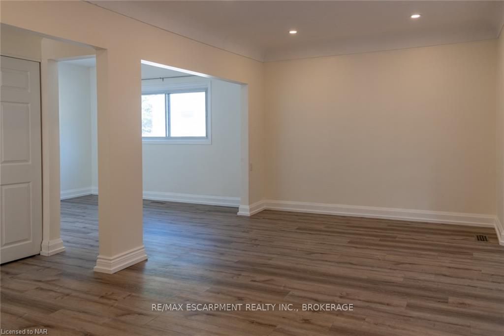 359 Queensdale Avenue E Upper Property Photo 7