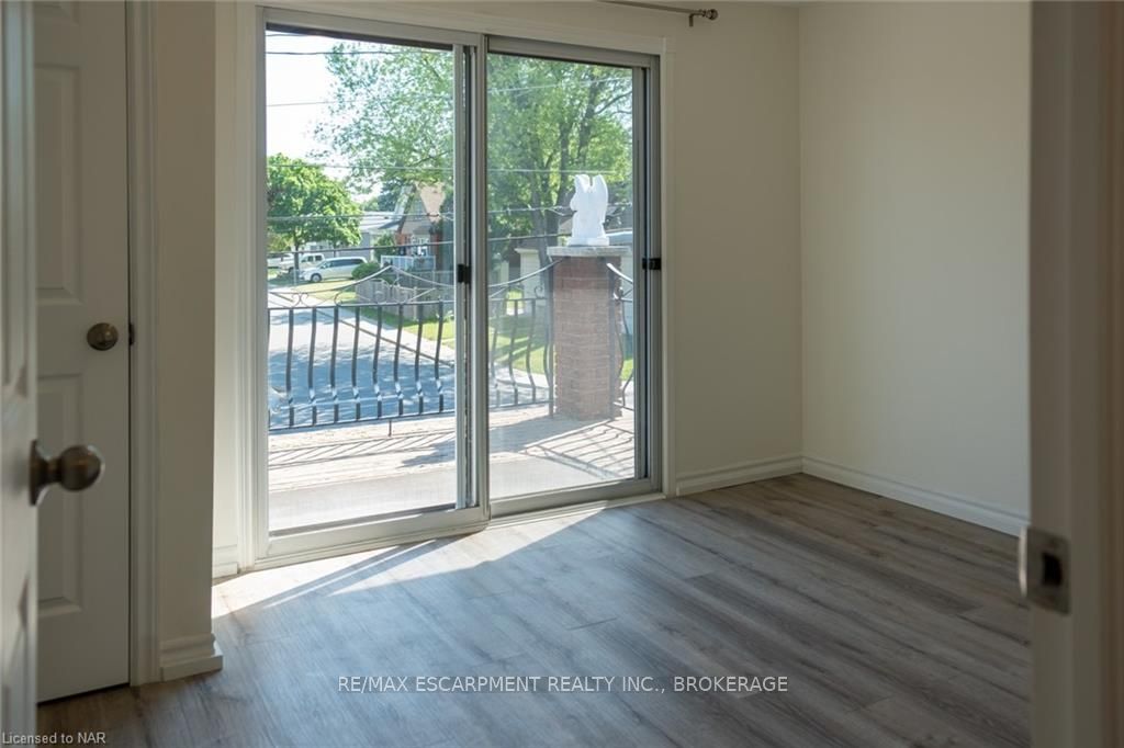 359 Queensdale Avenue E Upper Property Photo 9