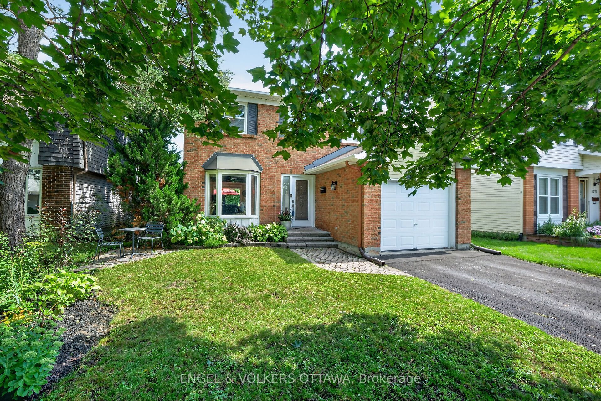 1069 St Germain Crescent Property Photo 1