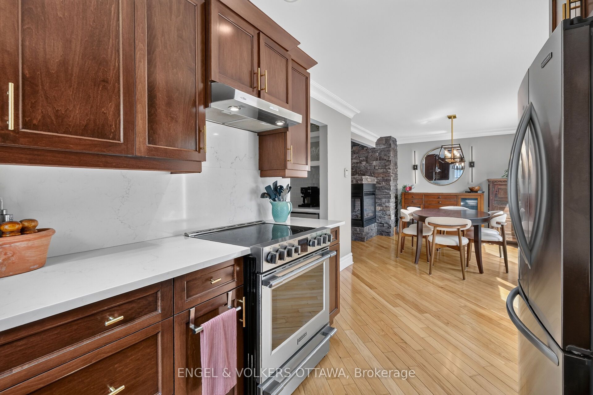 1069 St Germain Crescent Property Photo 11