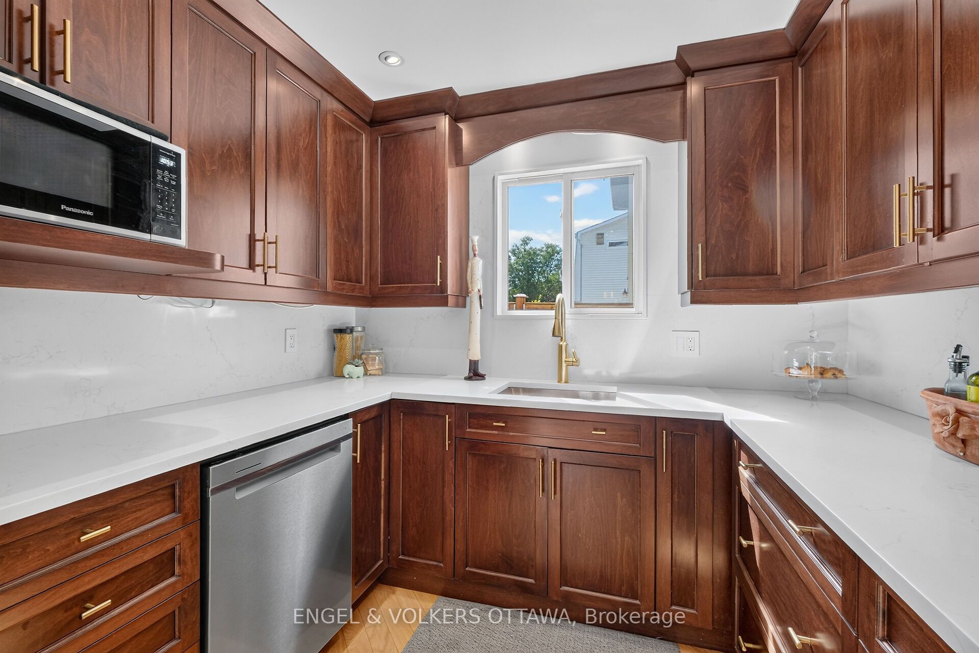 1069 St Germain Crescent Property Photo 12