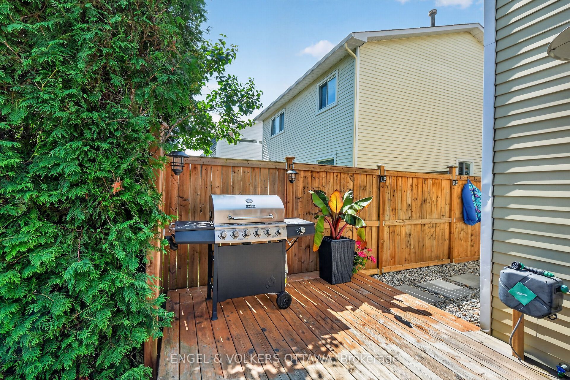 1069 St Germain Crescent Property Photo 46