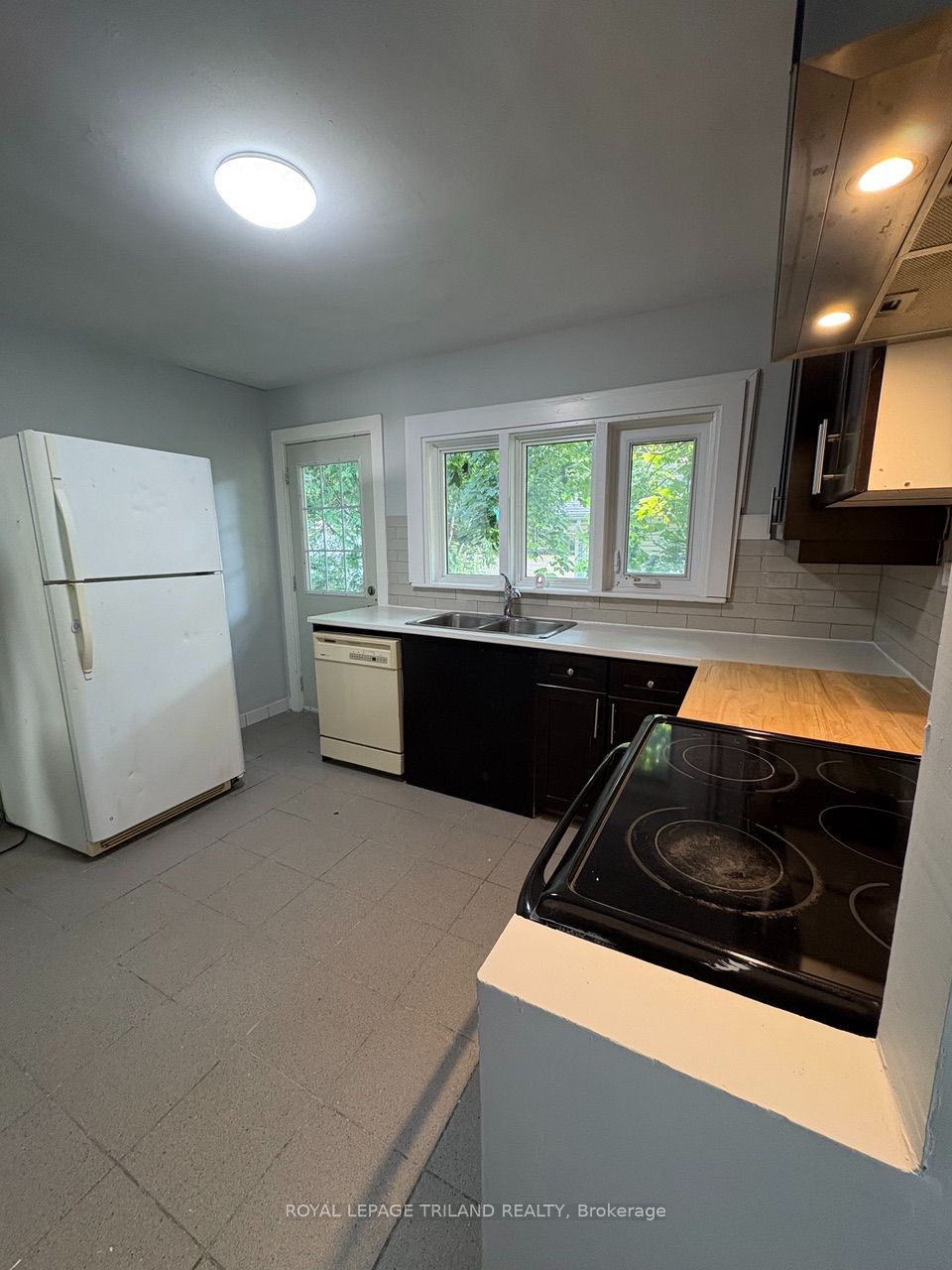 193 Huron Street Property Photo 6