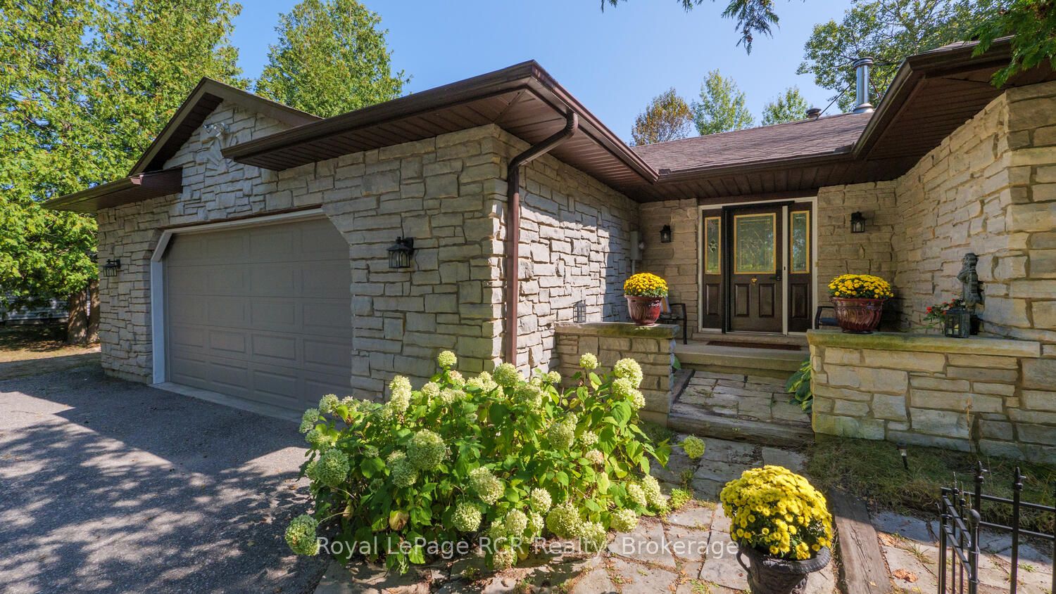 55 Shamrock Boulevard Property Photo 3