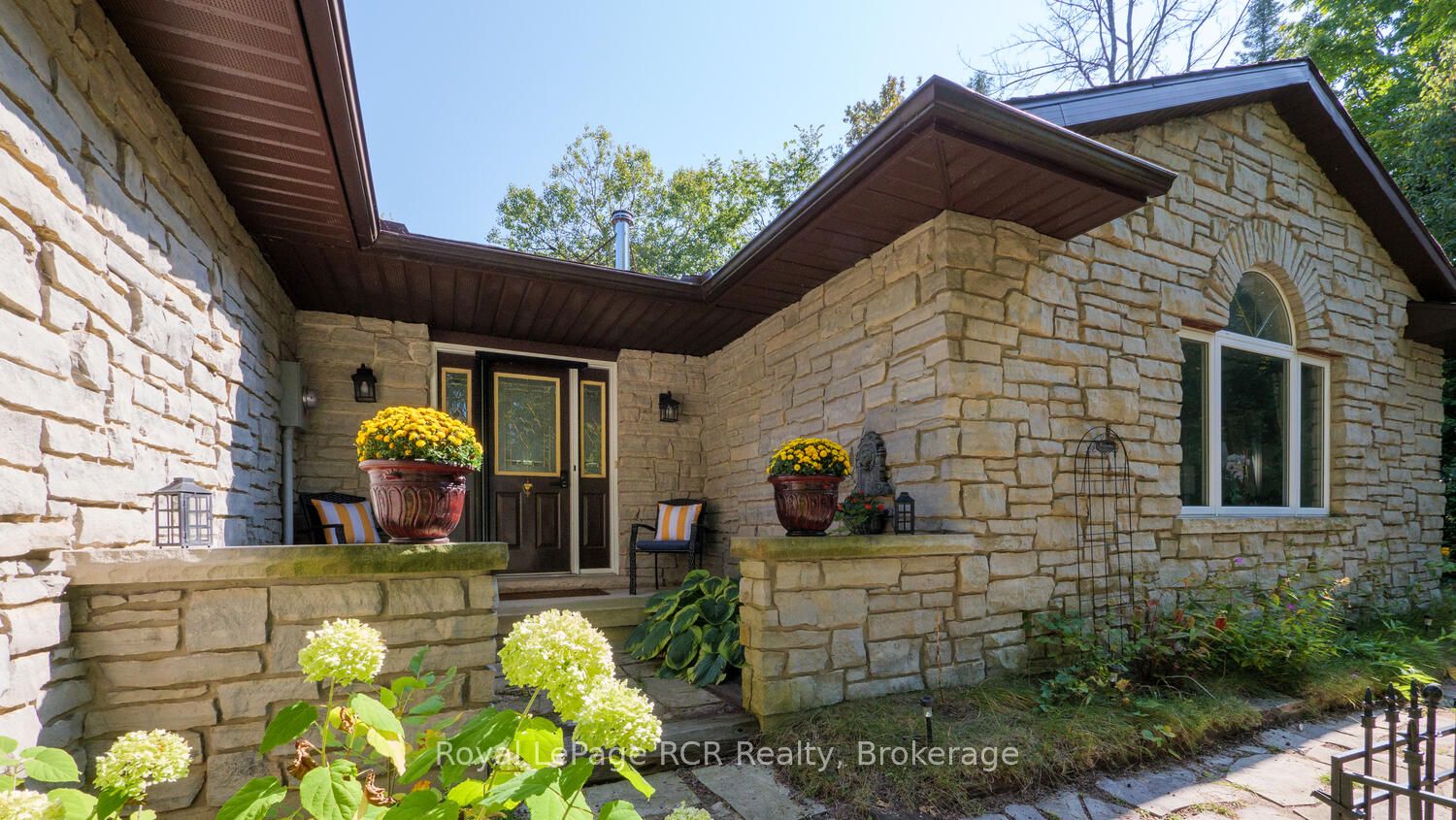 55 Shamrock Boulevard Property Photo 4