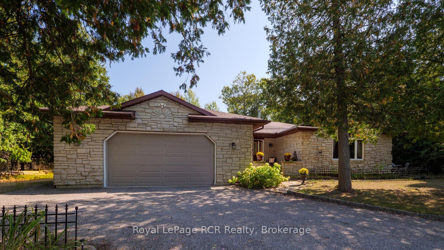 55 Shamrock Boulevard Property Photo 5