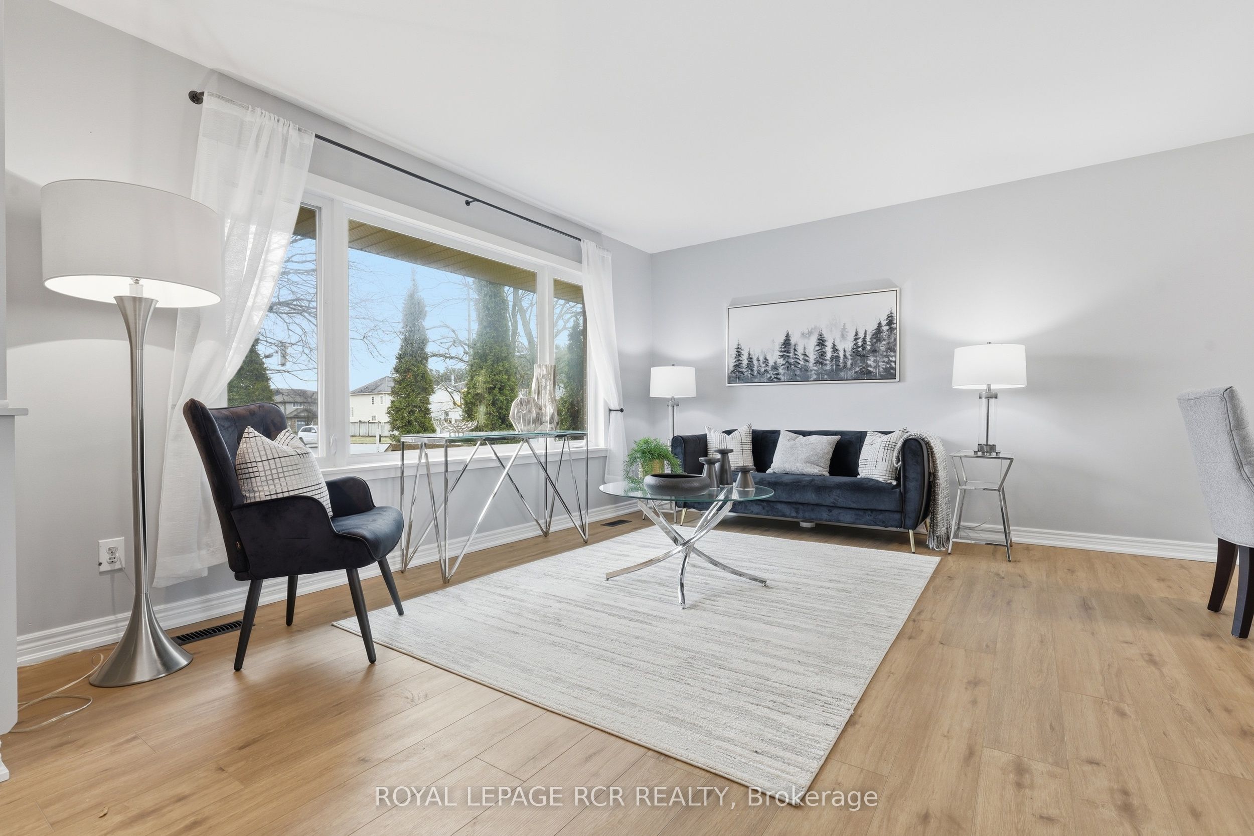 704 Owen Sound Street Property Photo 6