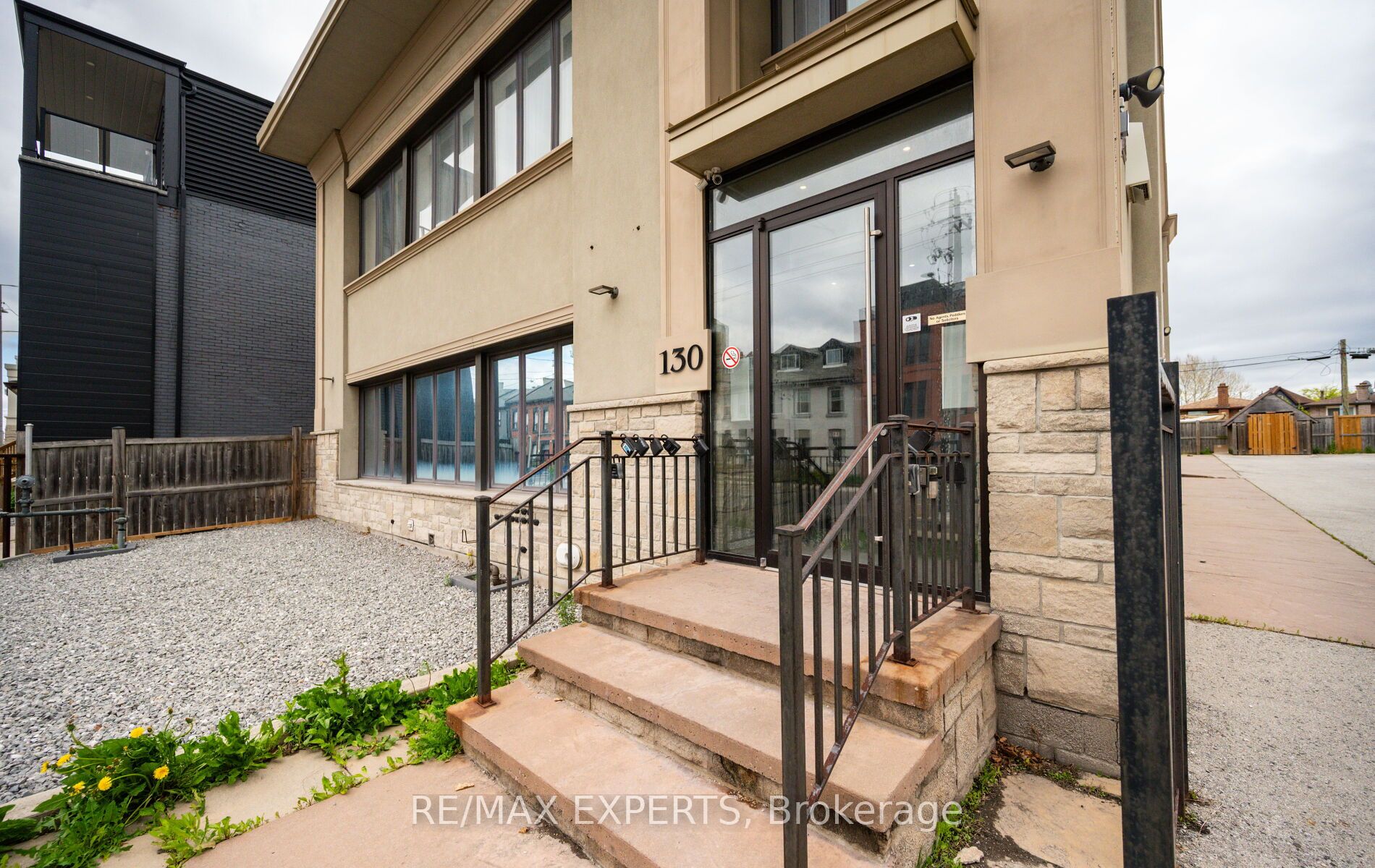 130 Wellington Street N 203 Property Photo 2