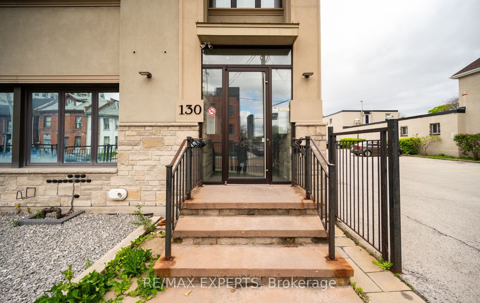 130 Wellington Street N 203 Property Photo 3