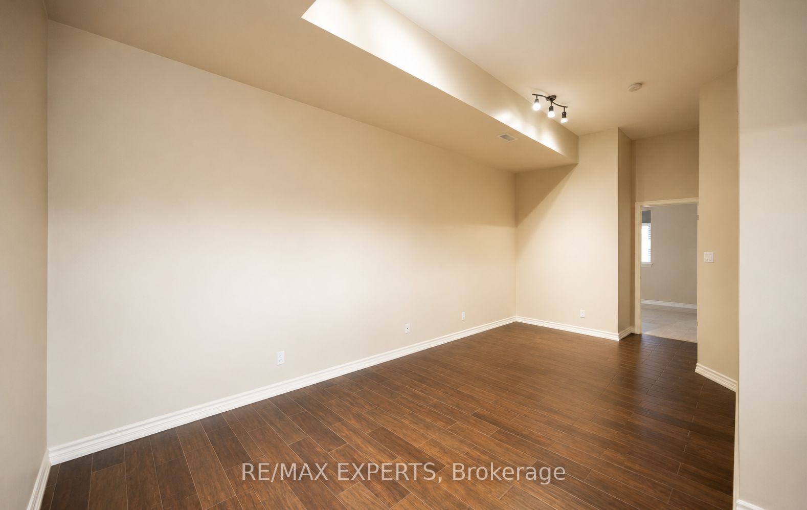 130 Wellington Street N 203 Property Photo 4