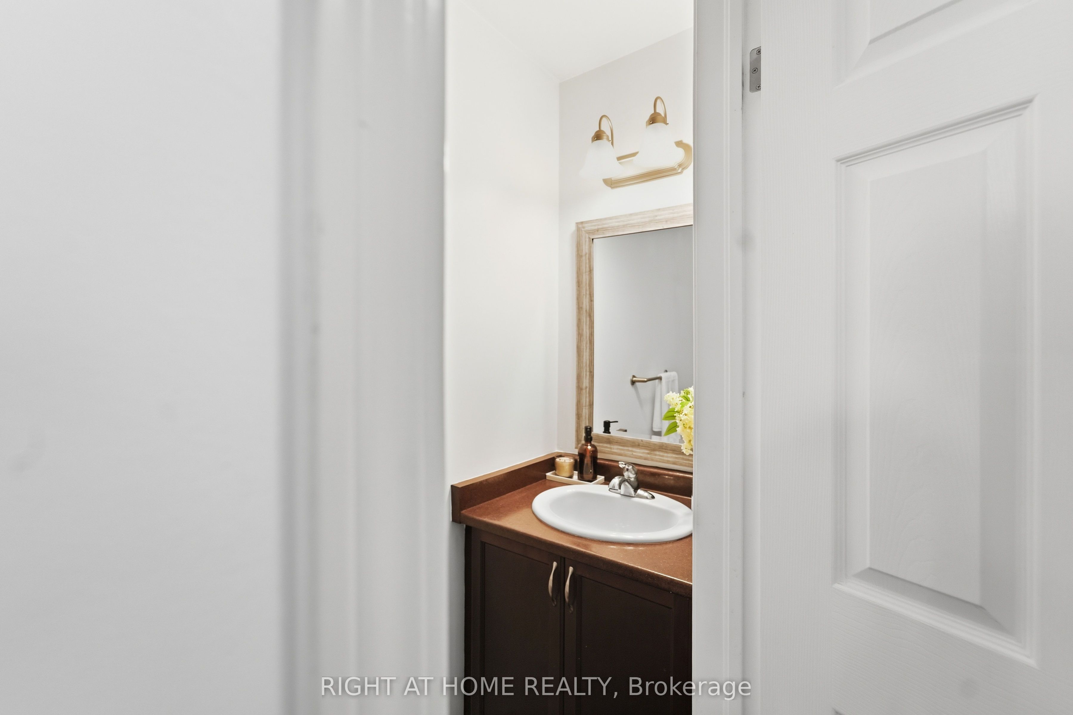 582 Hyde Park Road 7 Property Photo 7